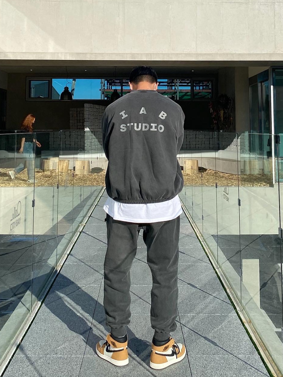 IAB Studio Blocked Pigment Sweatpants Black, IAB Studio Pigment Crewneck Black 착용 스타일