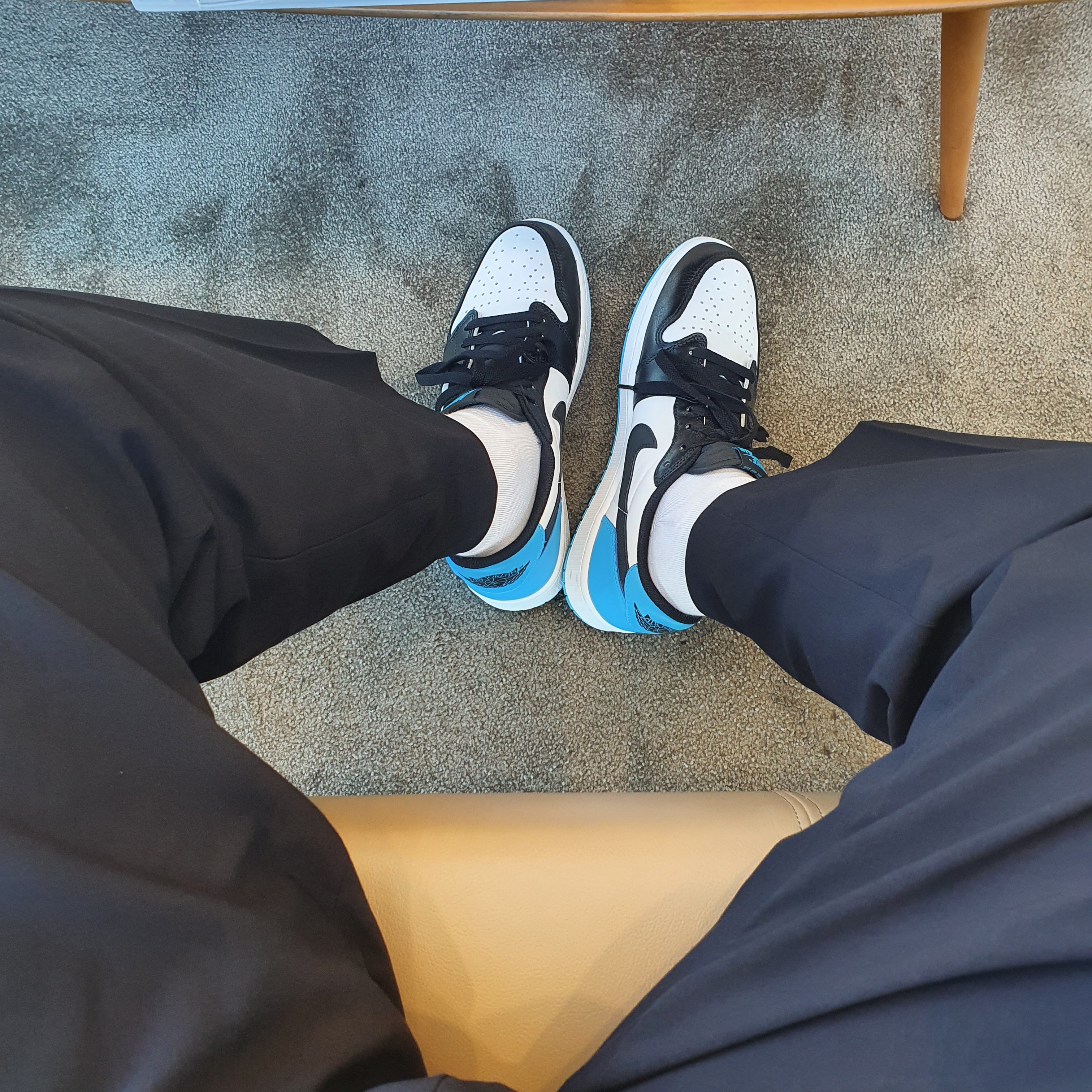 Jordan 1 Retro Low OG Black and Dark Powder Blue 착용 스타일