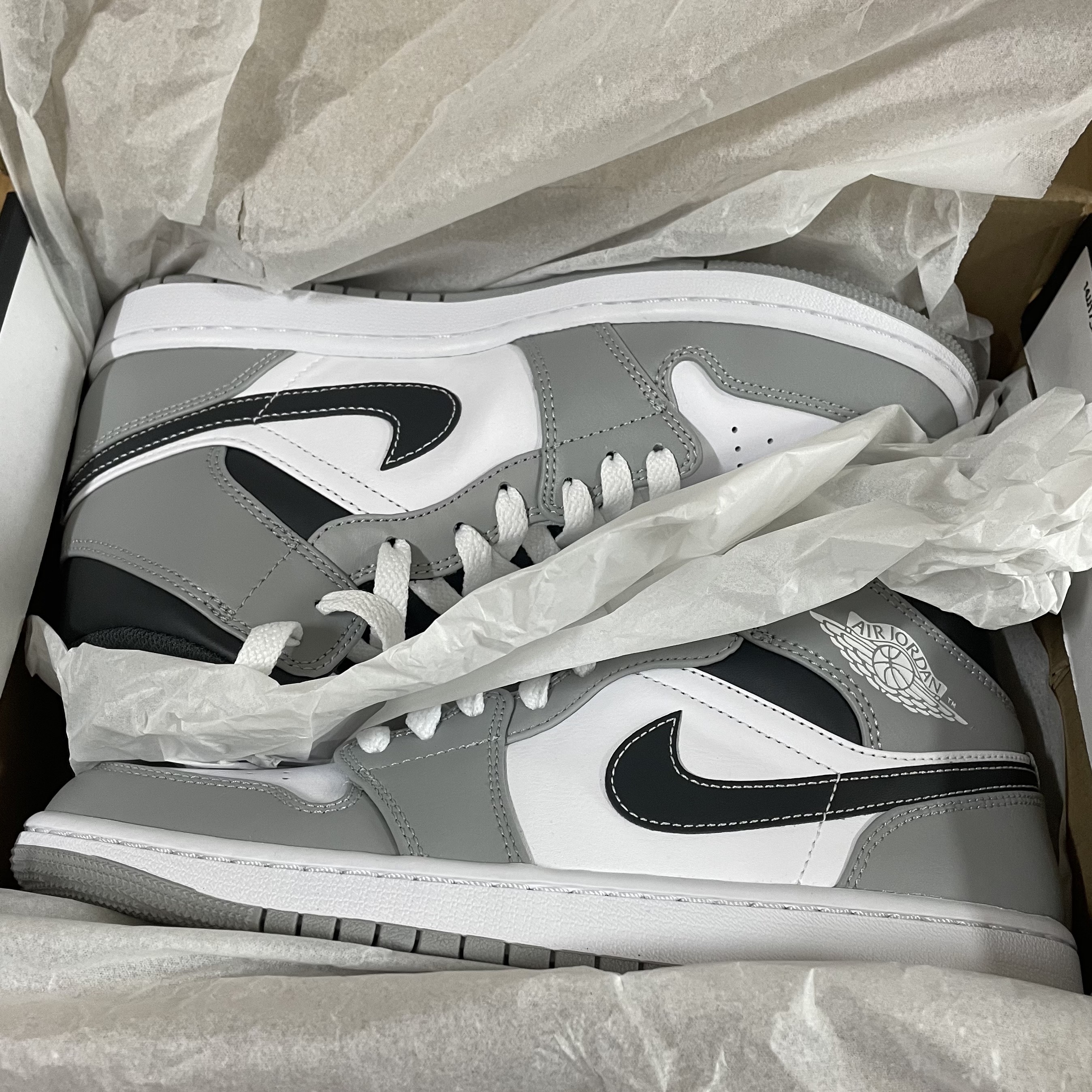 Jordan 1 Mid Light Smoke Grey Anthracite 착용 스타일 - 1
