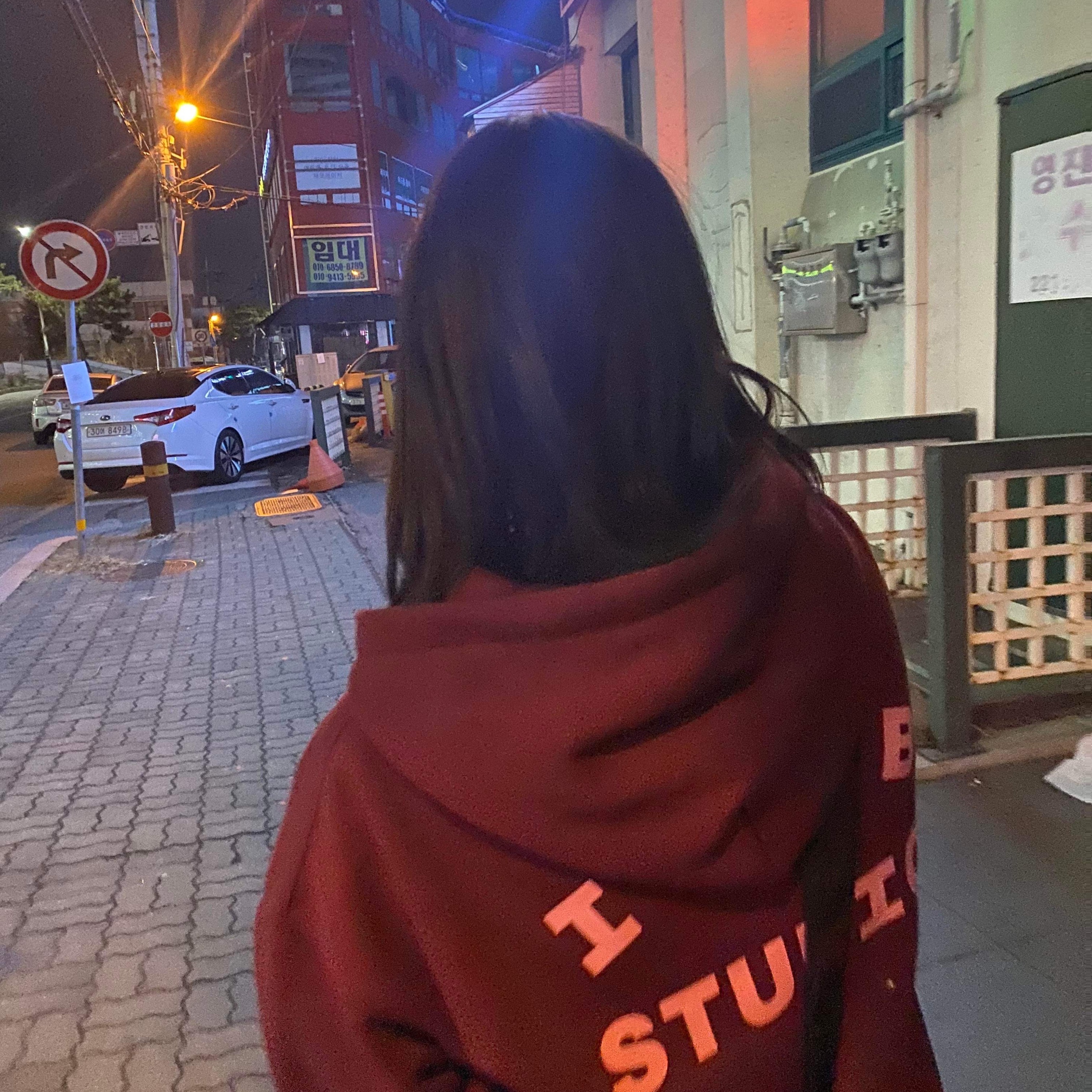 IAB Studio Hoodie Raspberry 착용 스타일