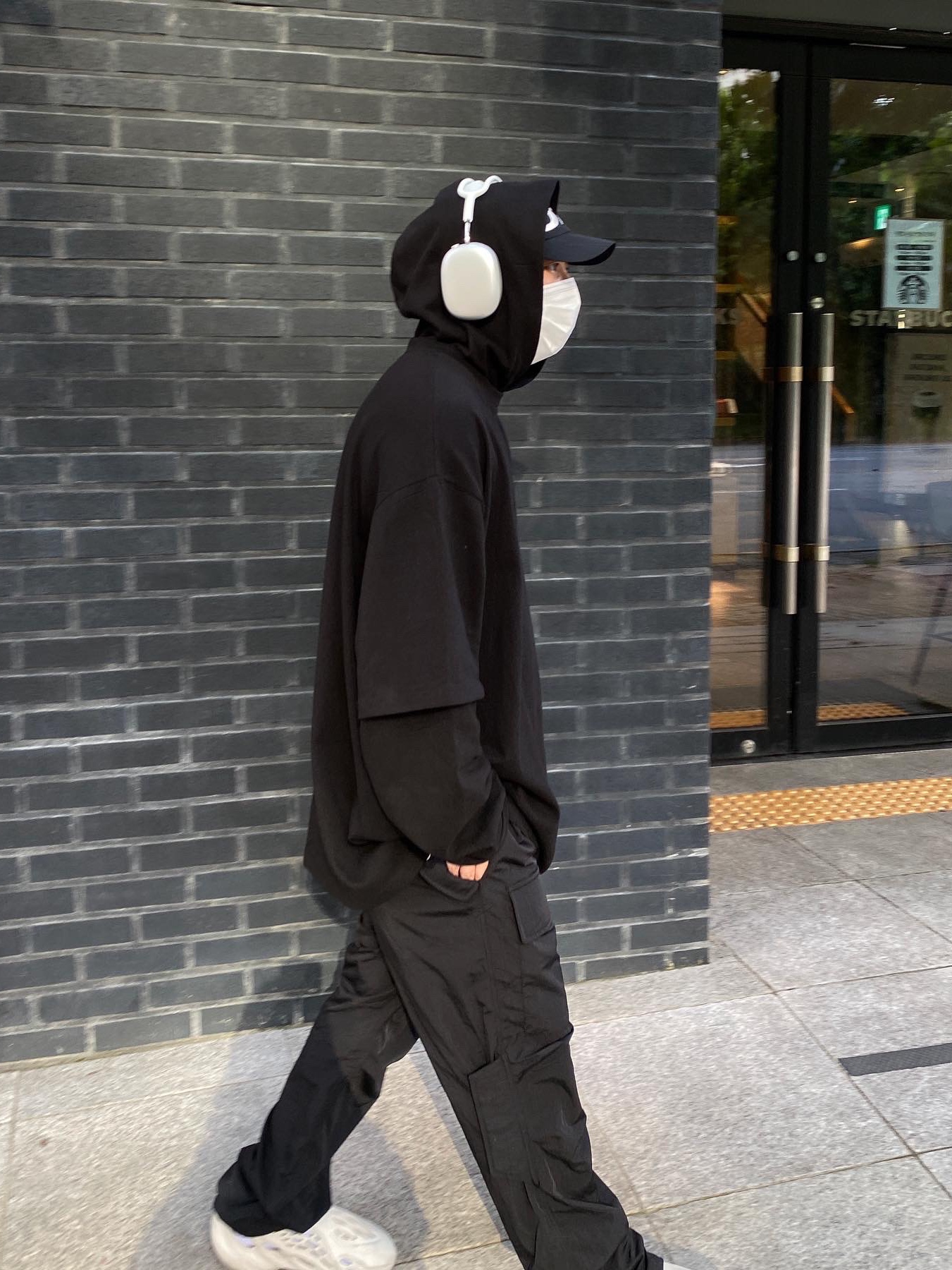 Adidas Yeezy Foam RNNR Ararat, Apple AirPods Max Lightning Silver (Korean Ver.) 착용 스타일 - 2