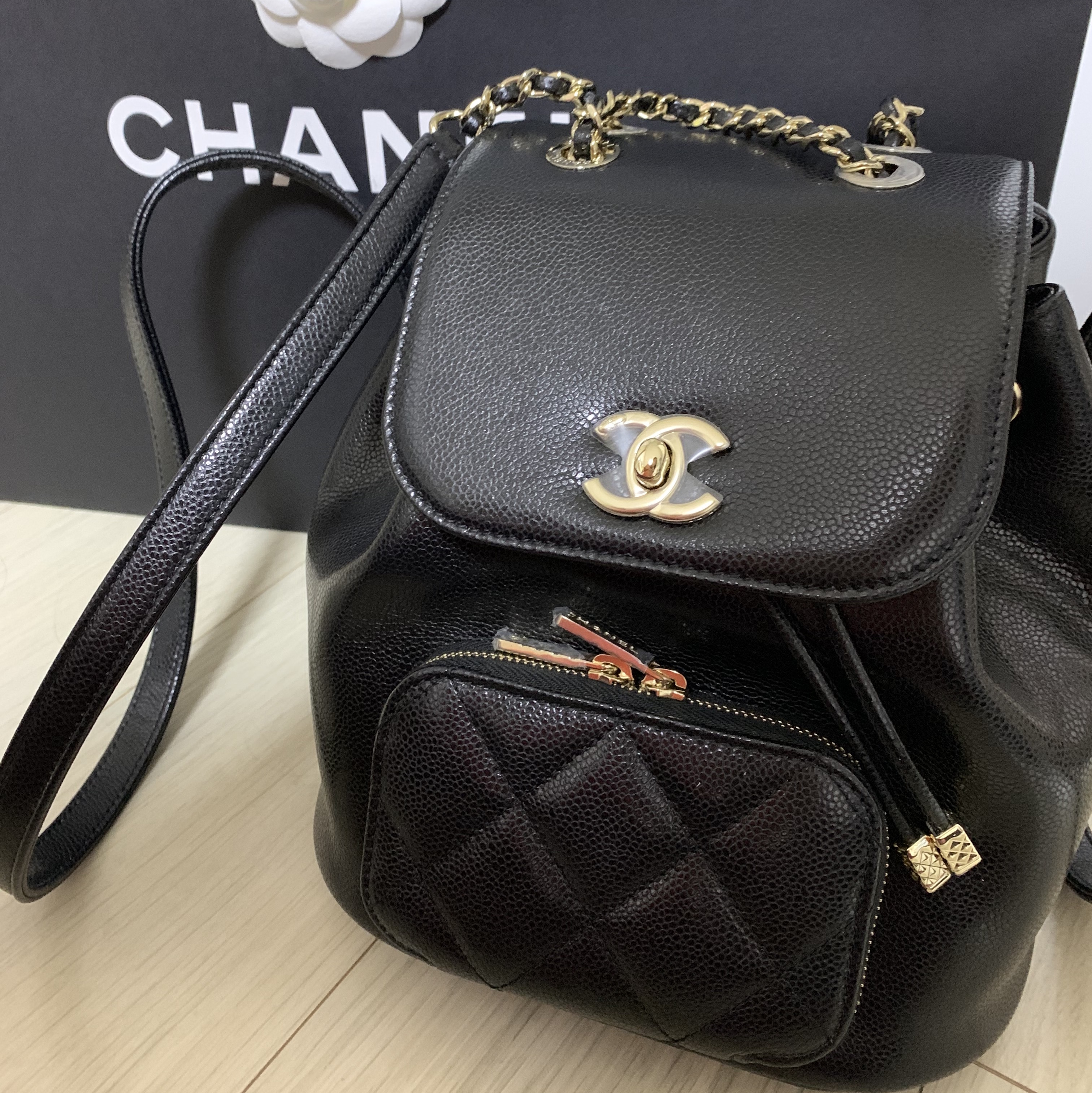 Chanel Small Backpack Grained Calfskin & Gold Black 착용 스타일