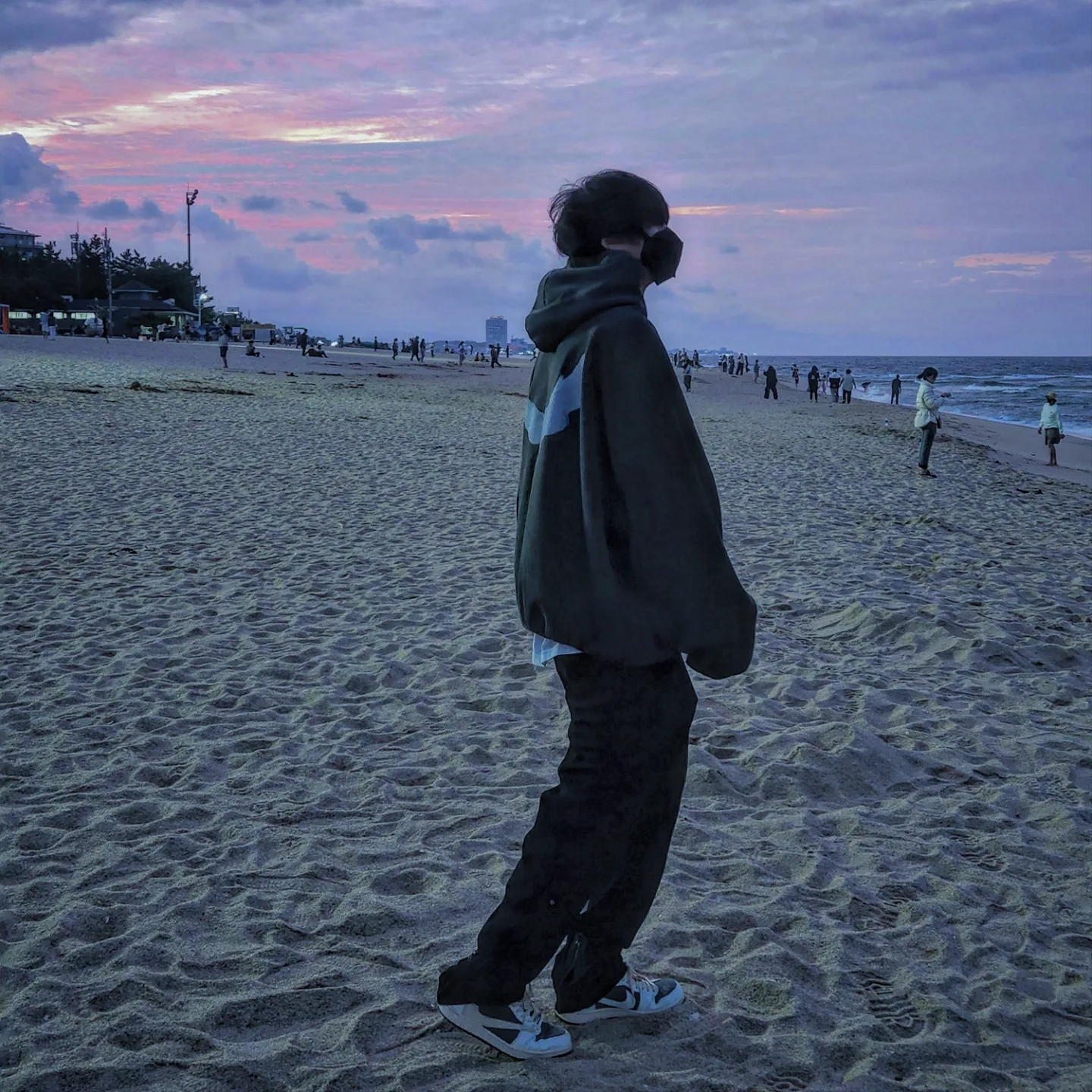 Yeezy Gap Engineered By Balenciaga Dove Hoodie Black, Jordan 1 x Travis Scott Retro Low OG SP Sail and Ridgerock 착용 스타일 - 3