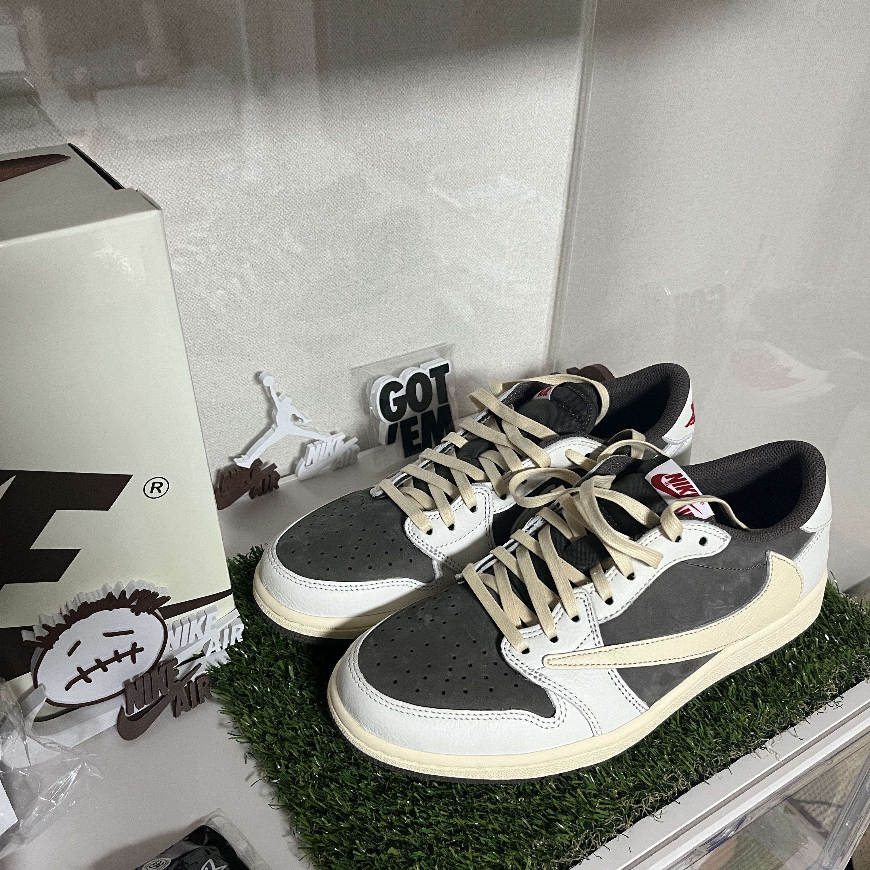 Jordan 1 x Travis Scott Retro Low OG SP Sail and Ridgerock, Nike x Tom Sachs General Purpose Shoe Light Cream 착용 스타일 - 3
