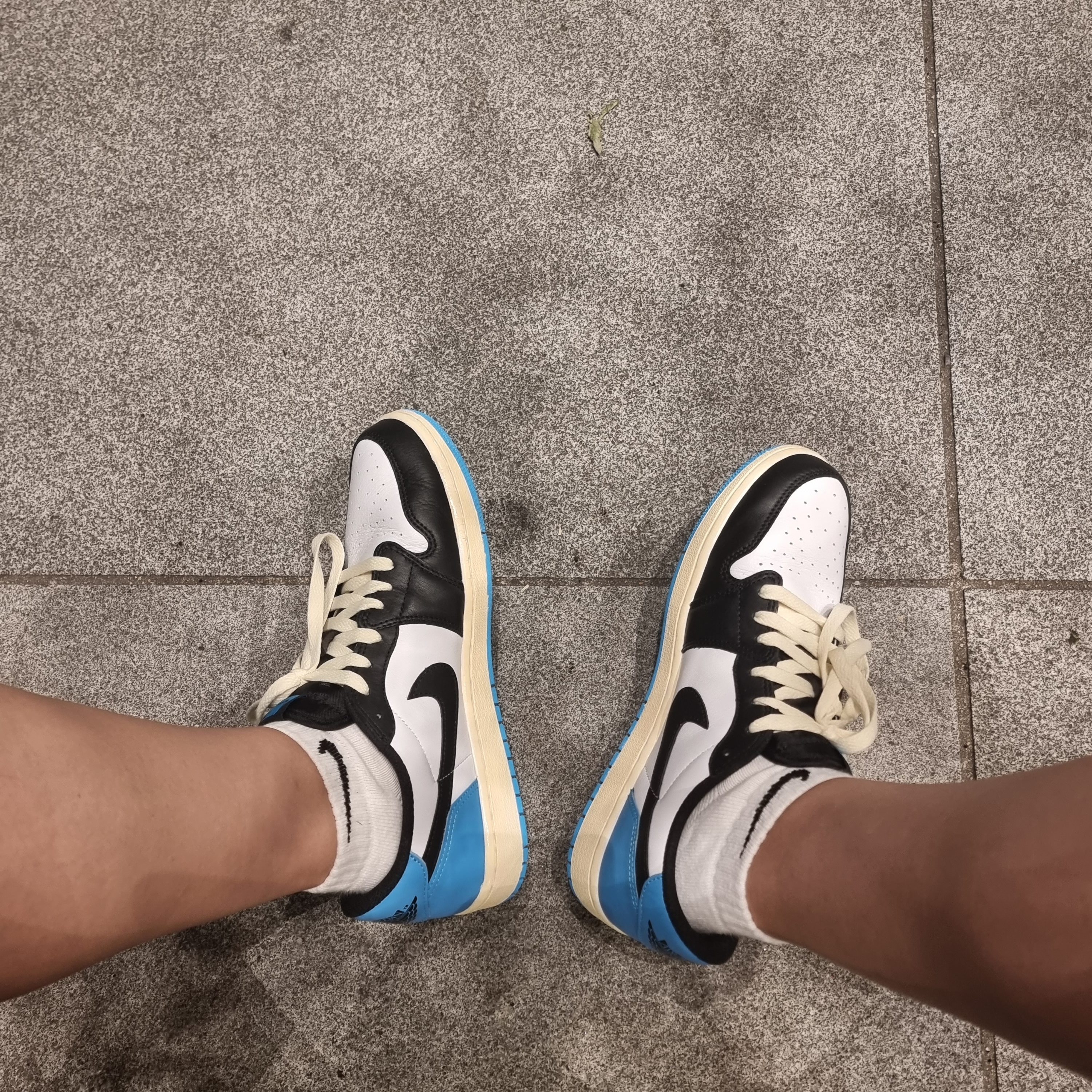 (W) Jordan 1 Retro Low OG Black and Dark Powder Blue 착용 스타일 - 1