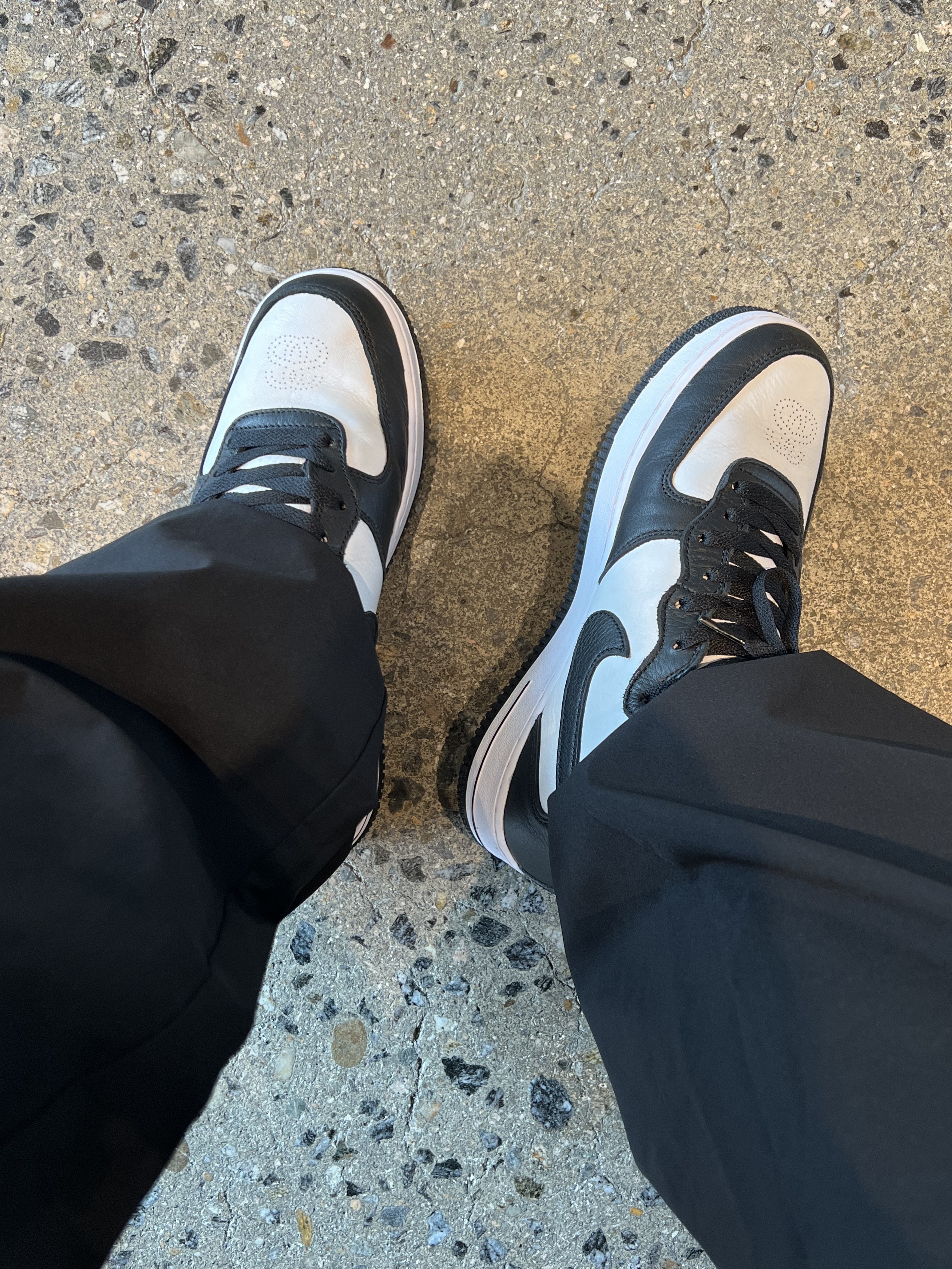 Nike x Stussy Air Force 1 '07 Mid SP Black and Light Bone 착용 스타일 - 2