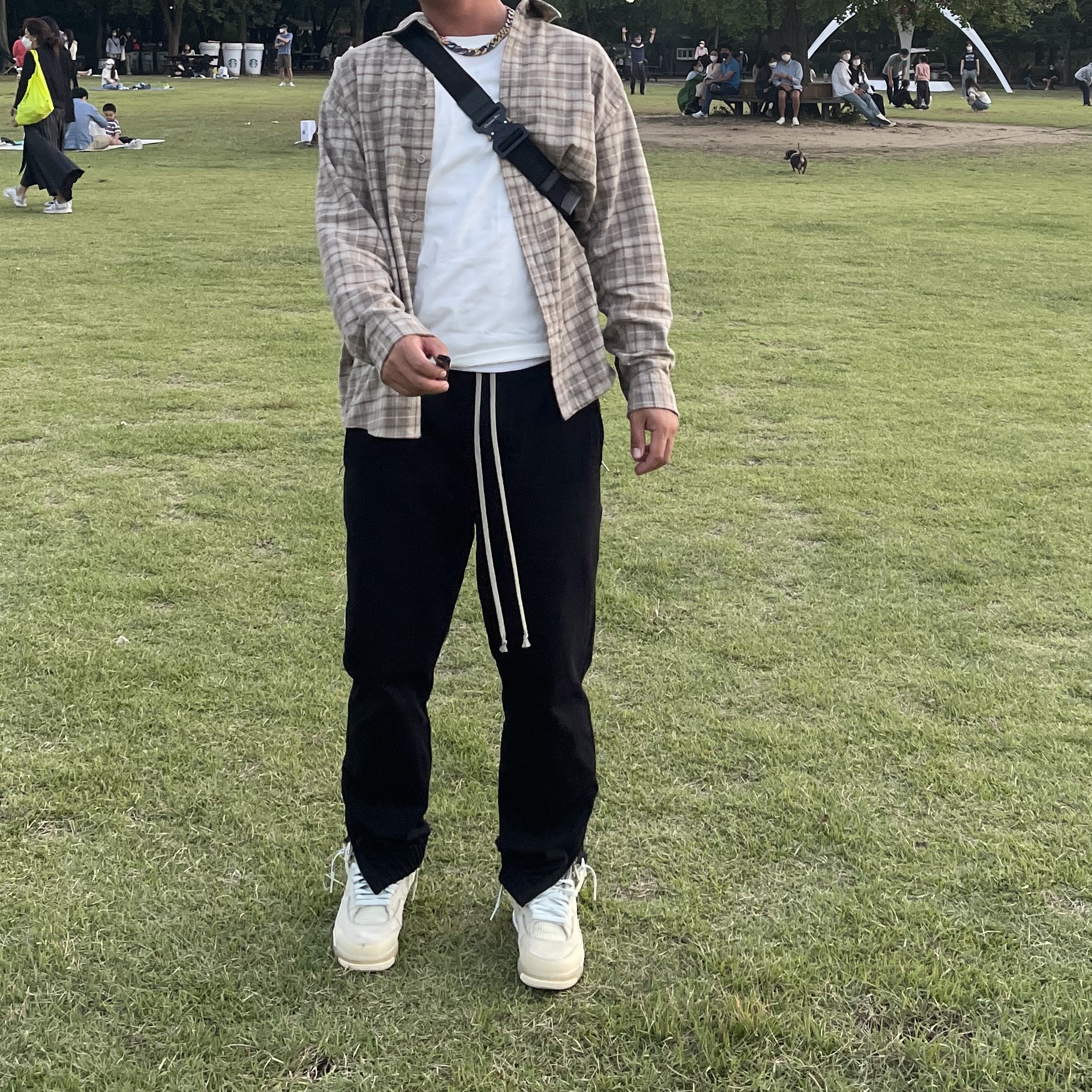 (W) Jordan 4 x Off-White Retro SP Sail, Dior Saddle Bag Beige & Black Dior Oblique Jacquard 착용 스타일 - 2