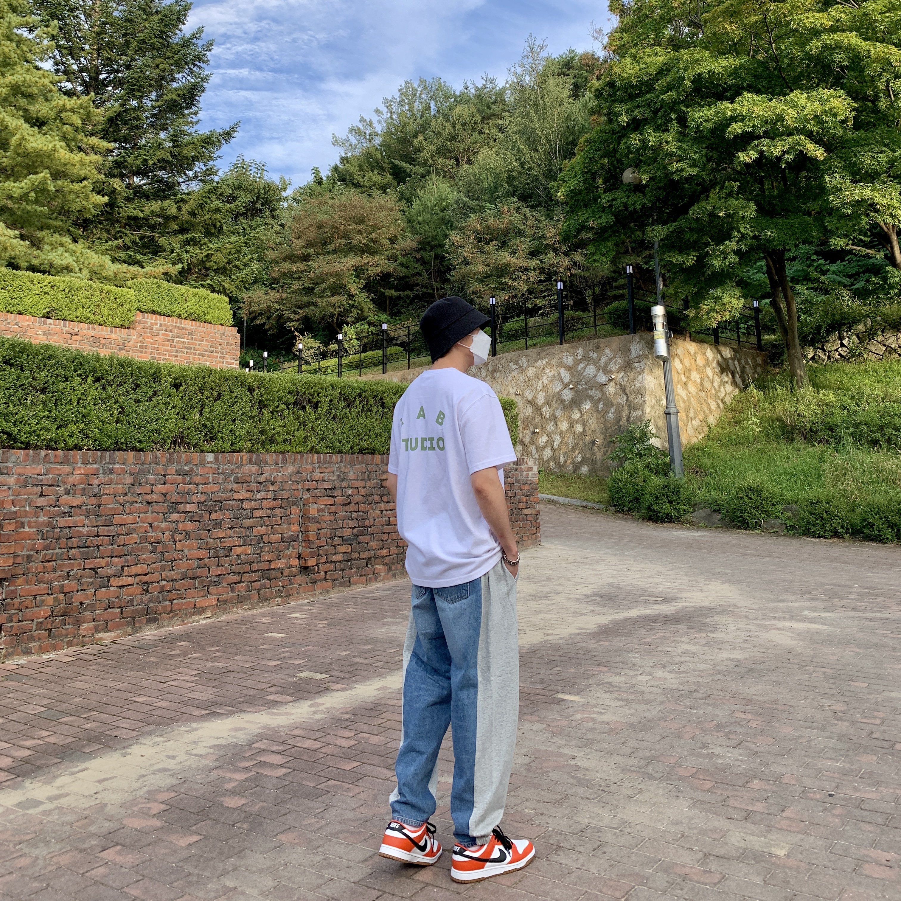IAB Studio T-Shirt White Light Green 착용 스타일 - 2