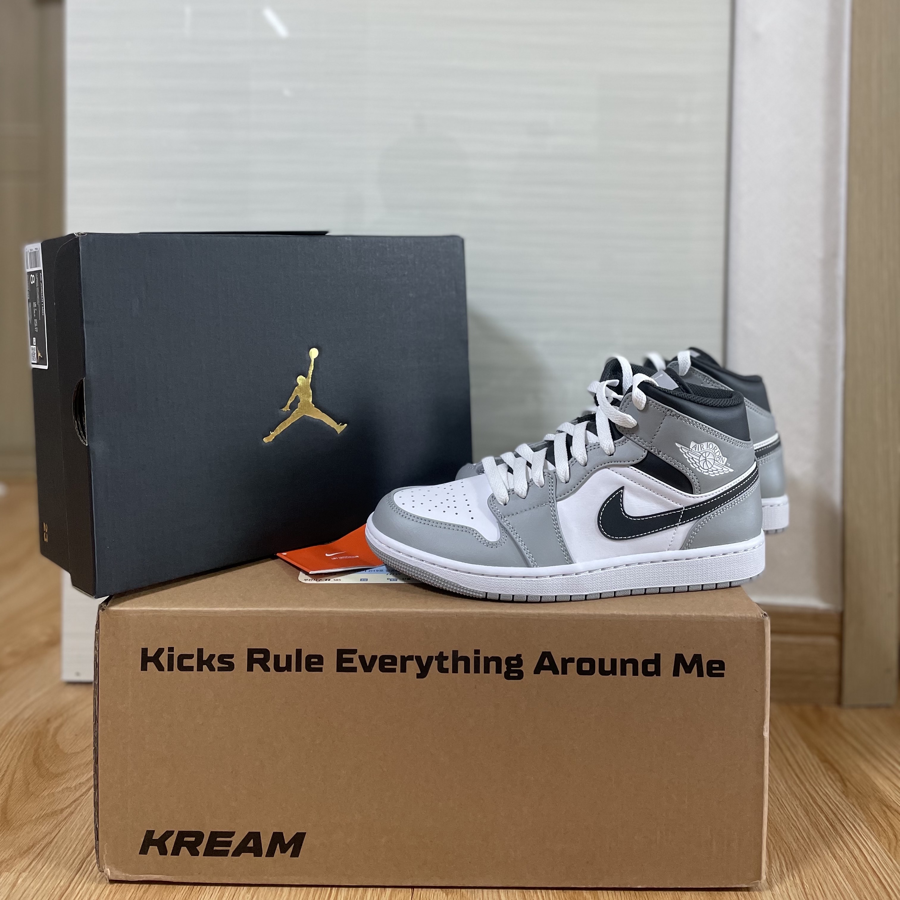 Jordan 1 Mid Light Smoke Grey Anthracite 착용 스타일 - 2