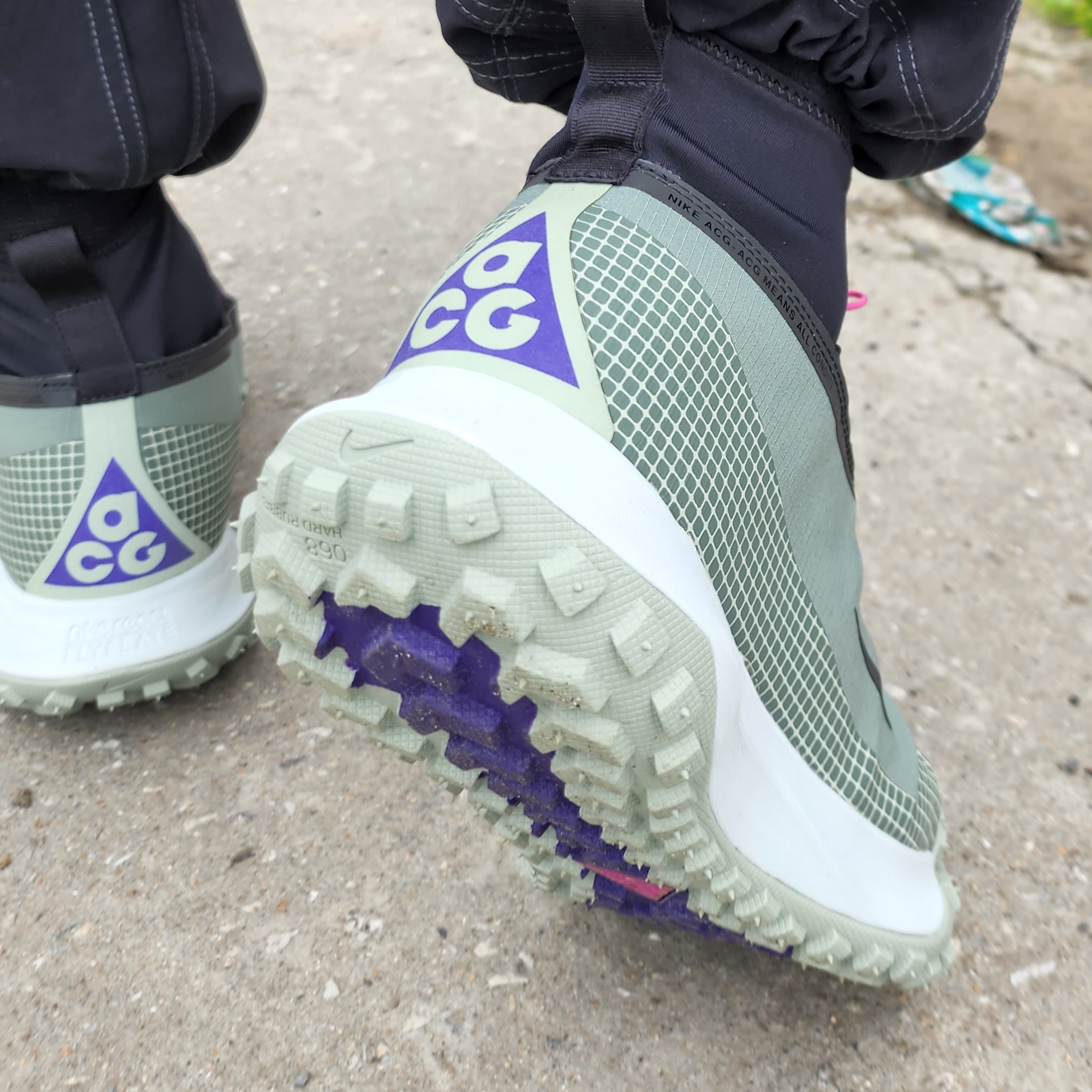 Nike ACG Mountain Fly Gore-Tex Clay Green 착용 스타일 - 5