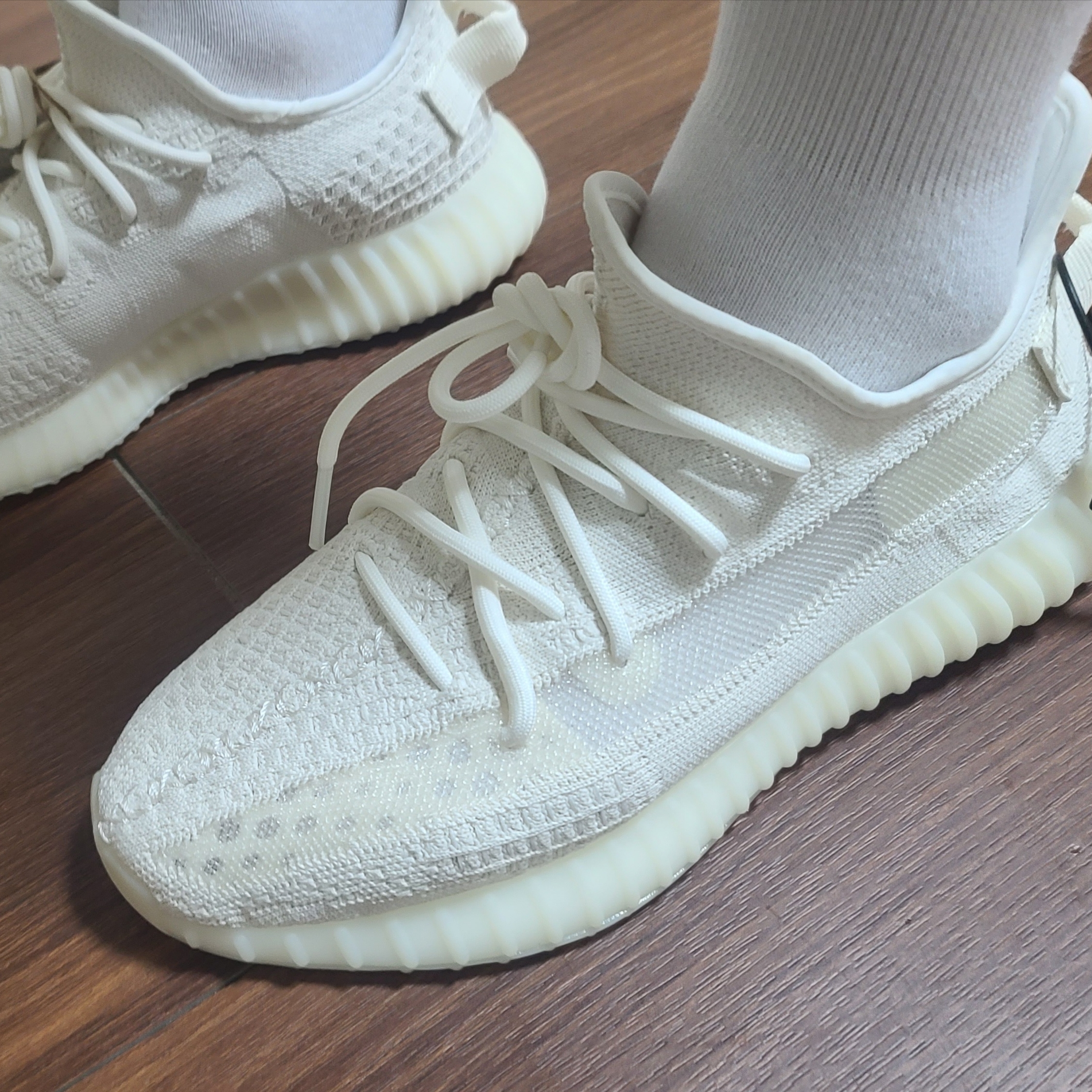 Adidas Yeezy Boost 350 V2 Bone 착용 스타일