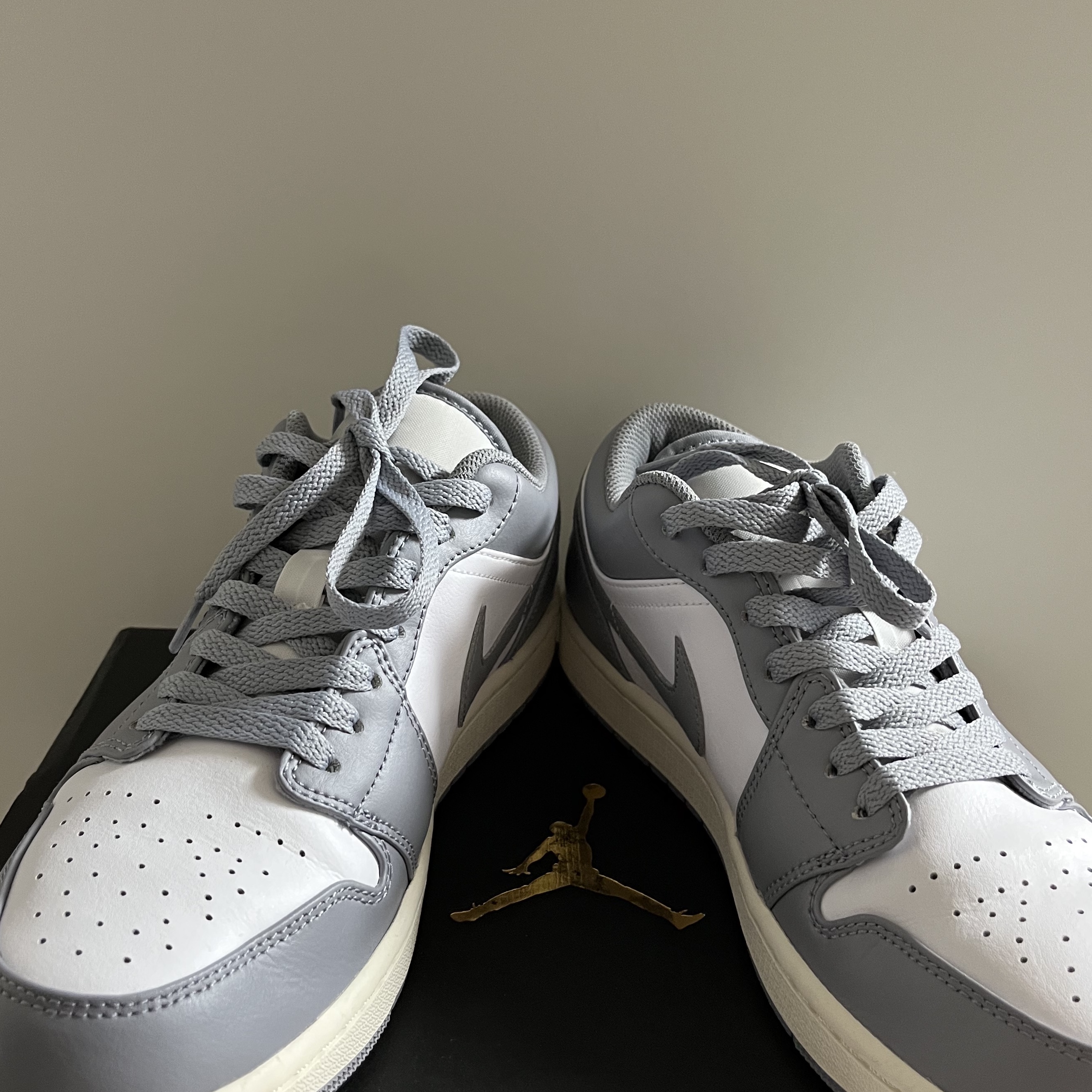 Jordan 1 Low Stealth and White 착용 스타일 - 2