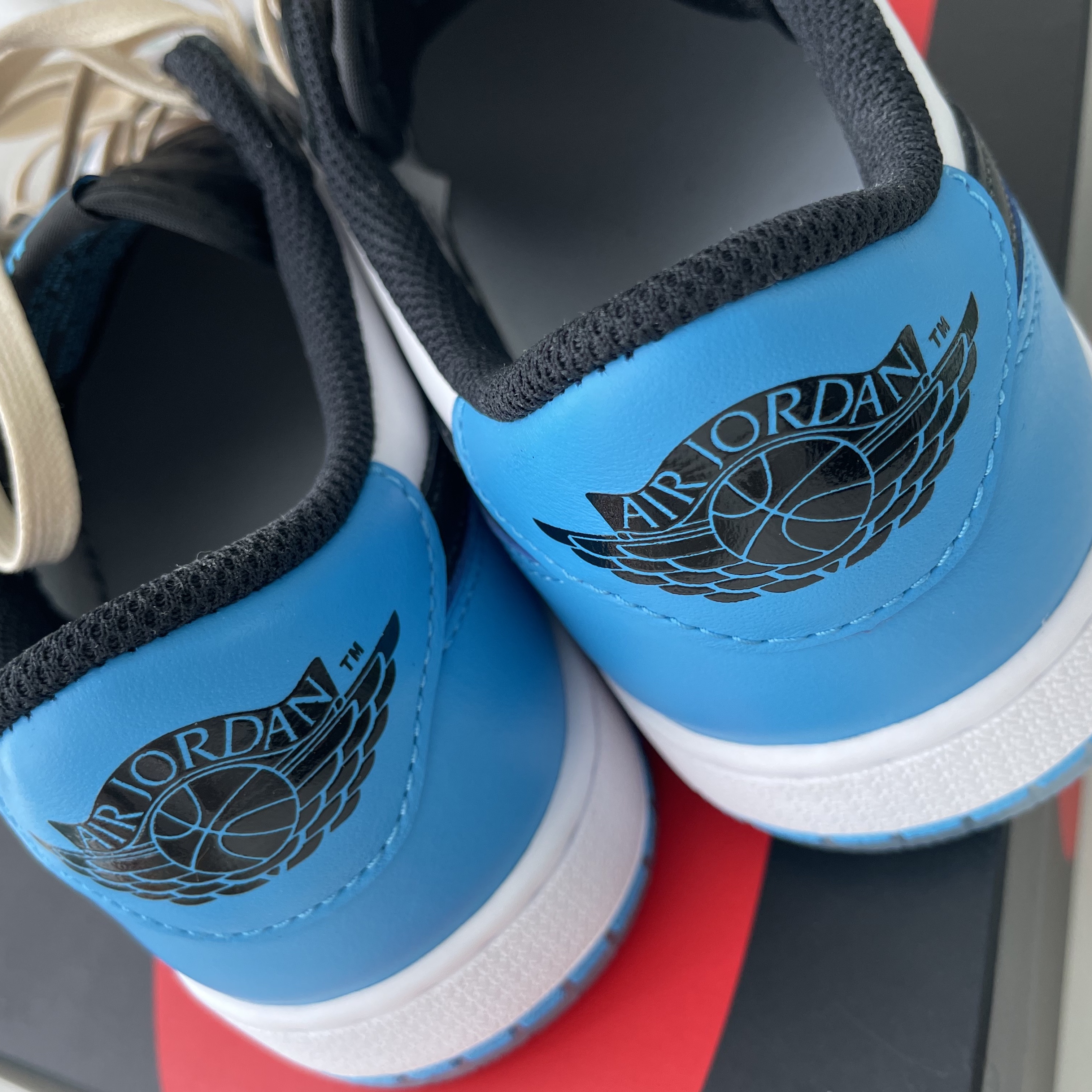 Jordan 1 Retro Low OG Black and Dark Powder Blue 착용 스타일 - 3