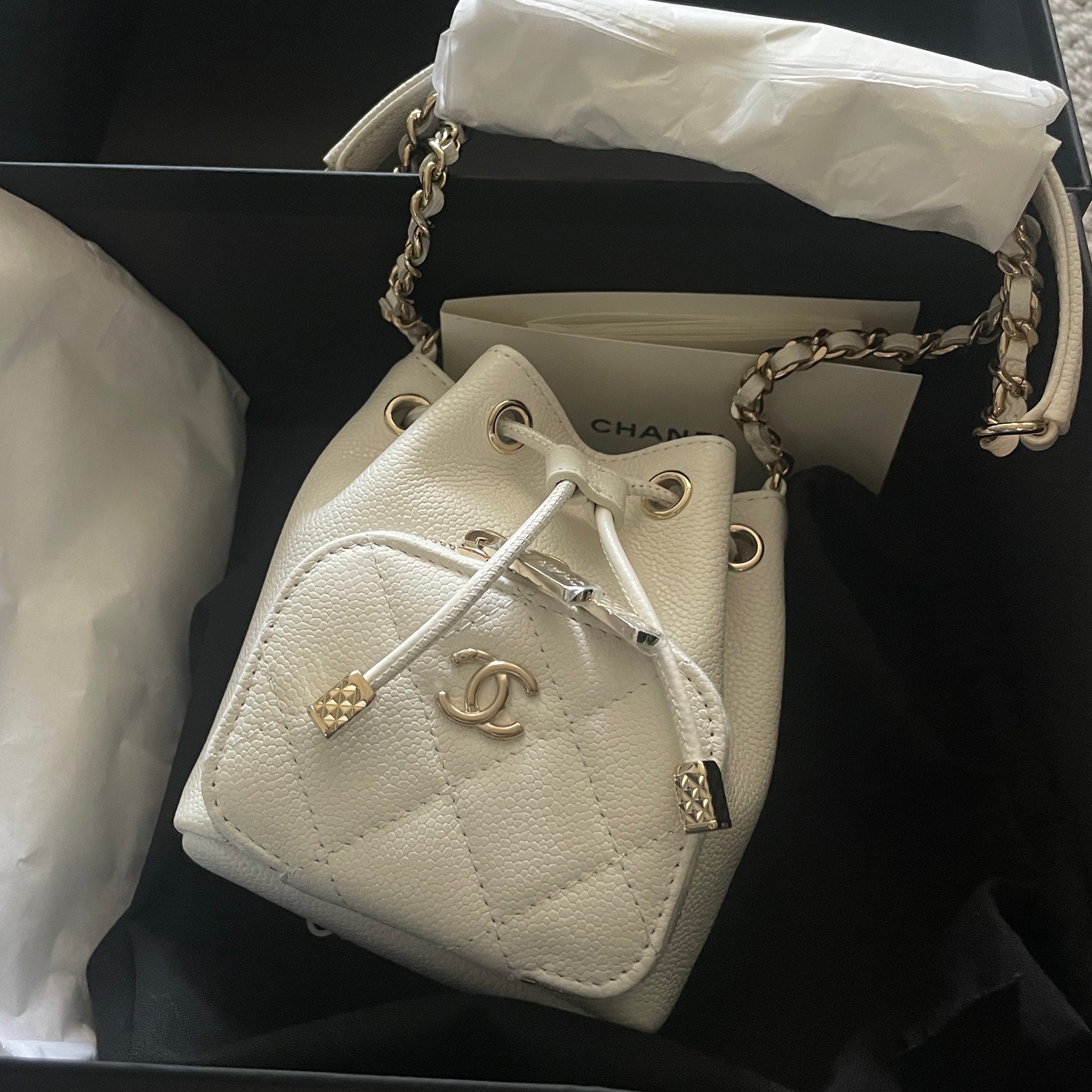 Chanel Mini Bucket with Chain Grained Calfskin & Gold White 착용 스타일
