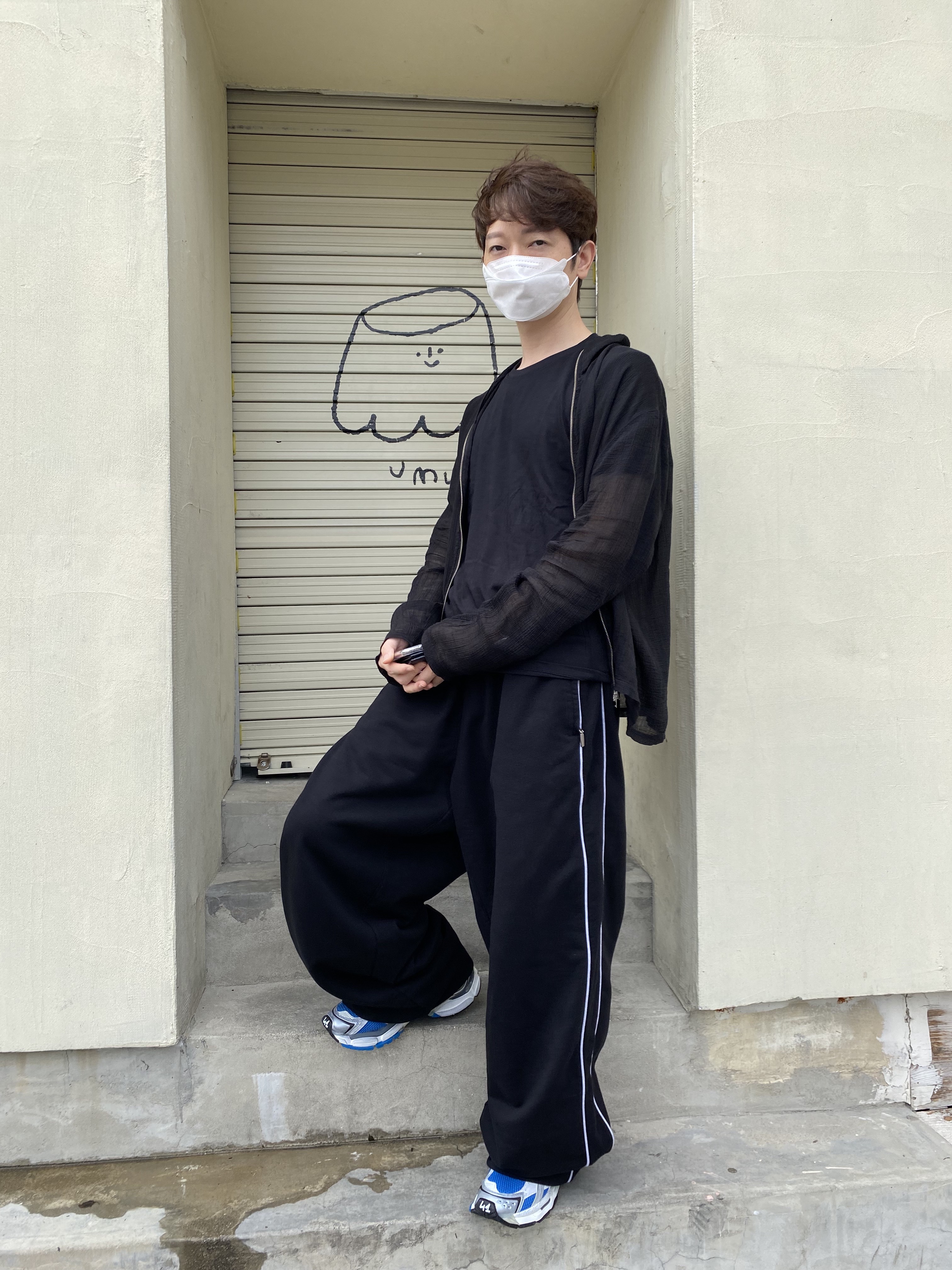 Balenciaga Runner Sneakers Blue White, Our Legacy Shrunken Full zip Polo Rayon Plait Black 착용 스타일