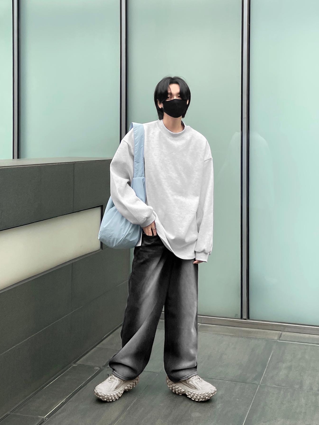 Balenciaga Defender Sneakers Beige 착용 스타일 - 2