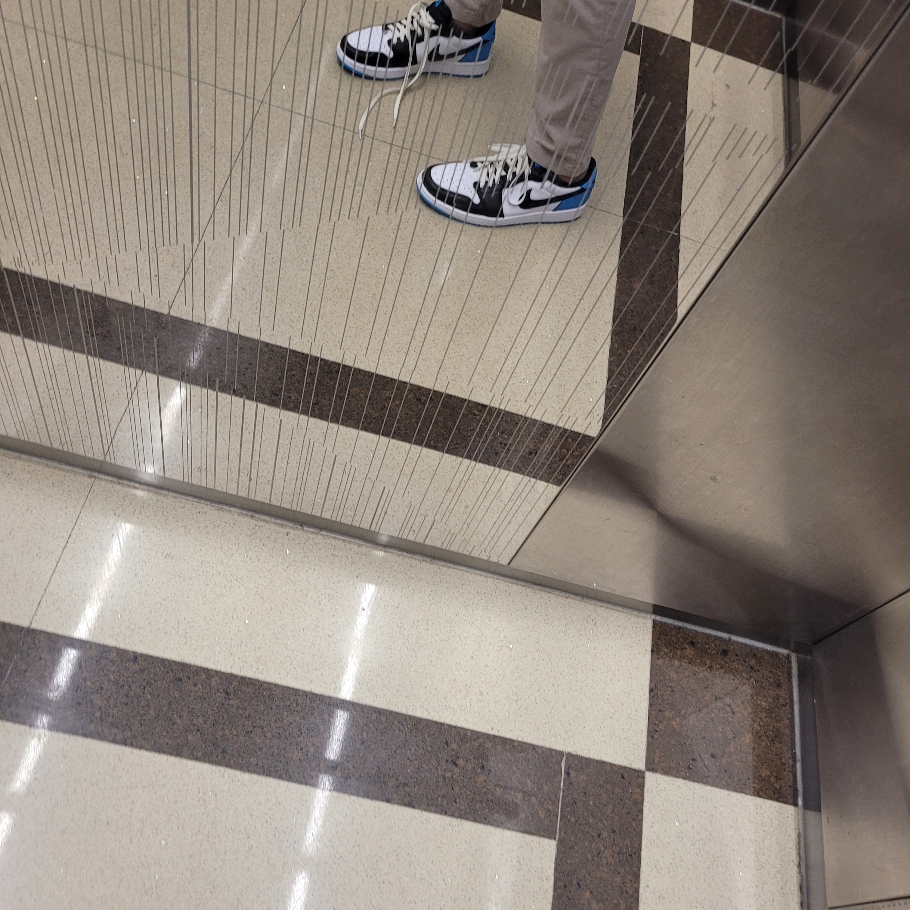 Jordan 1 Retro Low OG Black and Dark Powder Blue 착용 스타일 - 2
