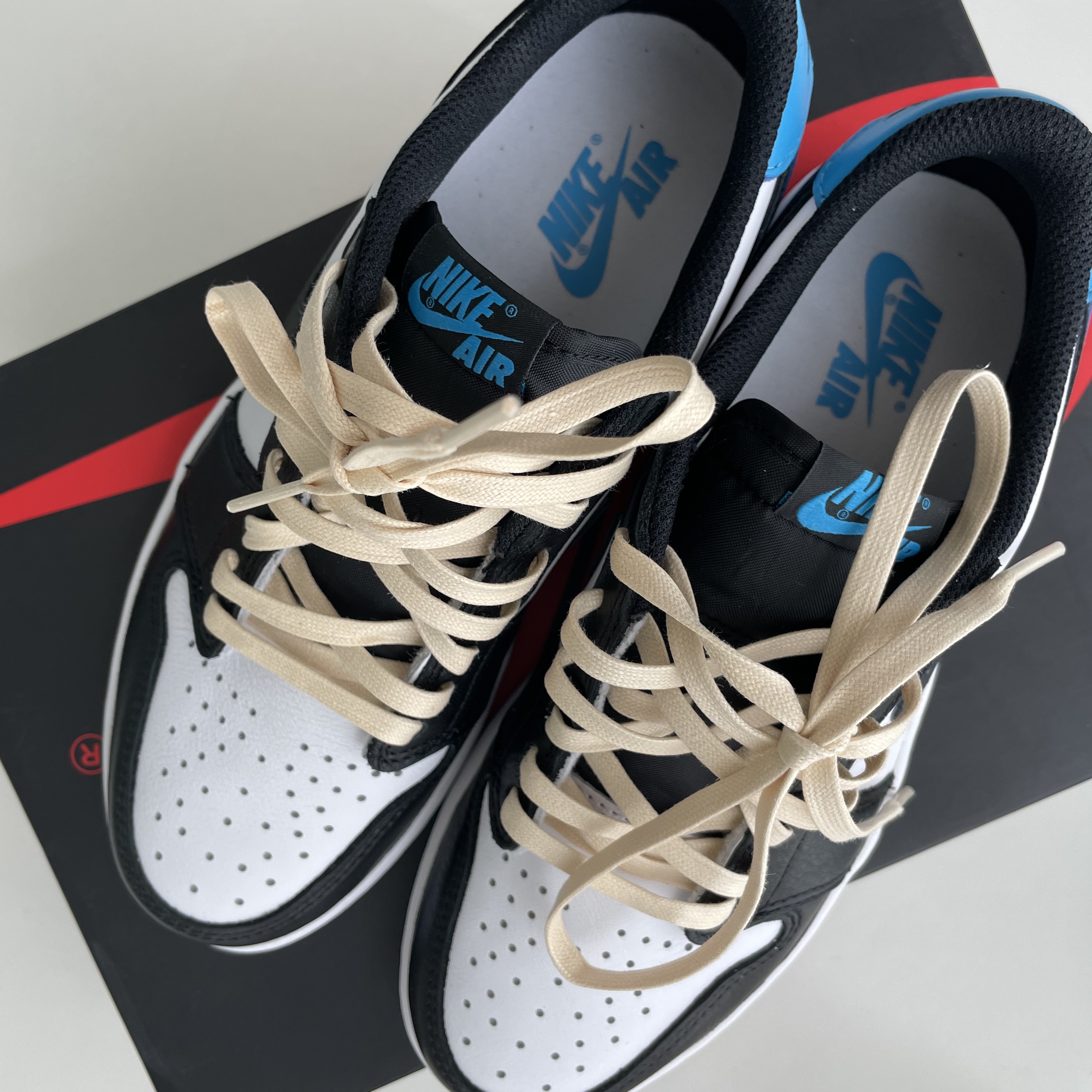 Jordan 1 Retro Low OG Black and Dark Powder Blue 착용 스타일 - 1