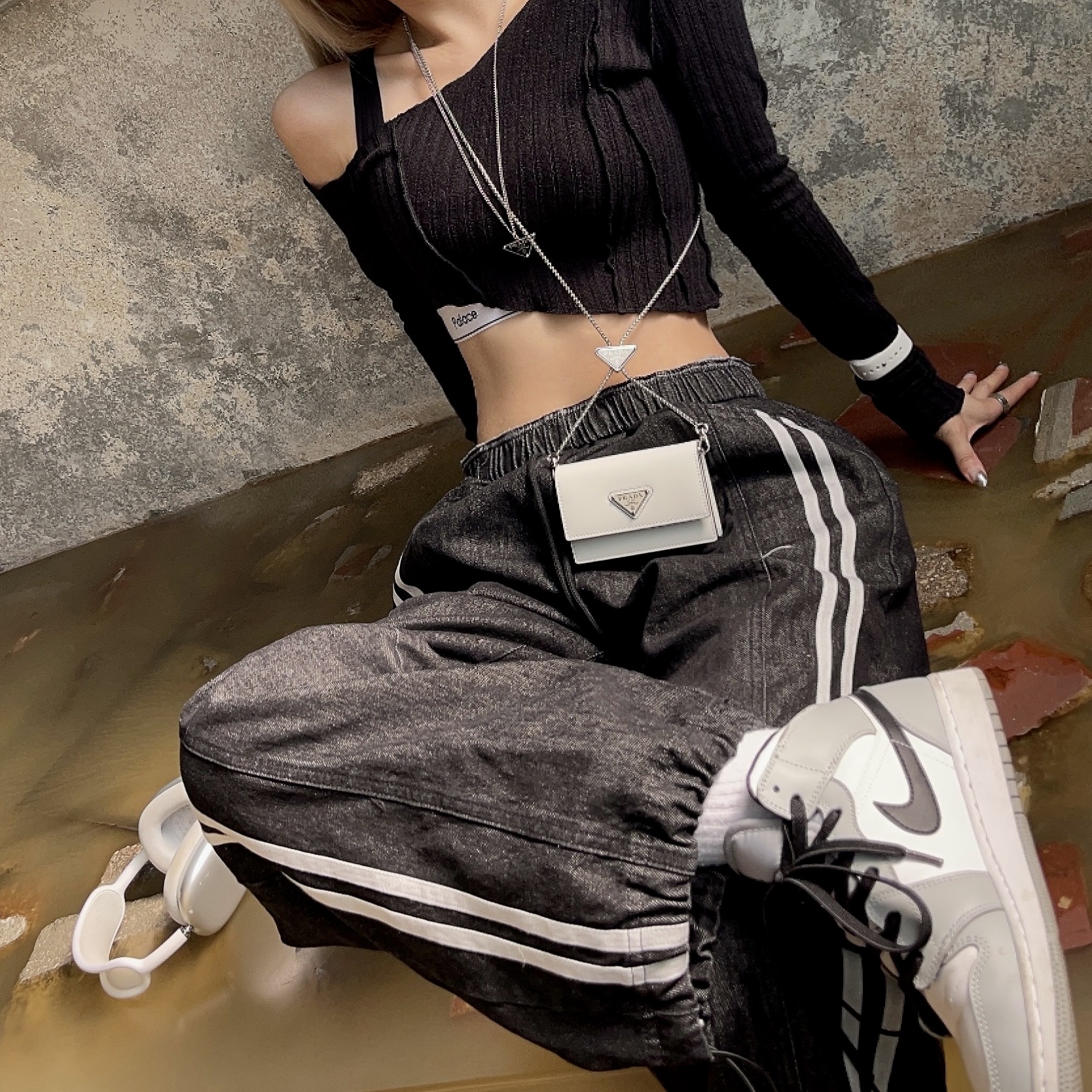 Jordan 1 Mid Light Smoke Grey, (W) Prada Smalto Jewels Pendant Left Earring Black 착용 스타일 - 3