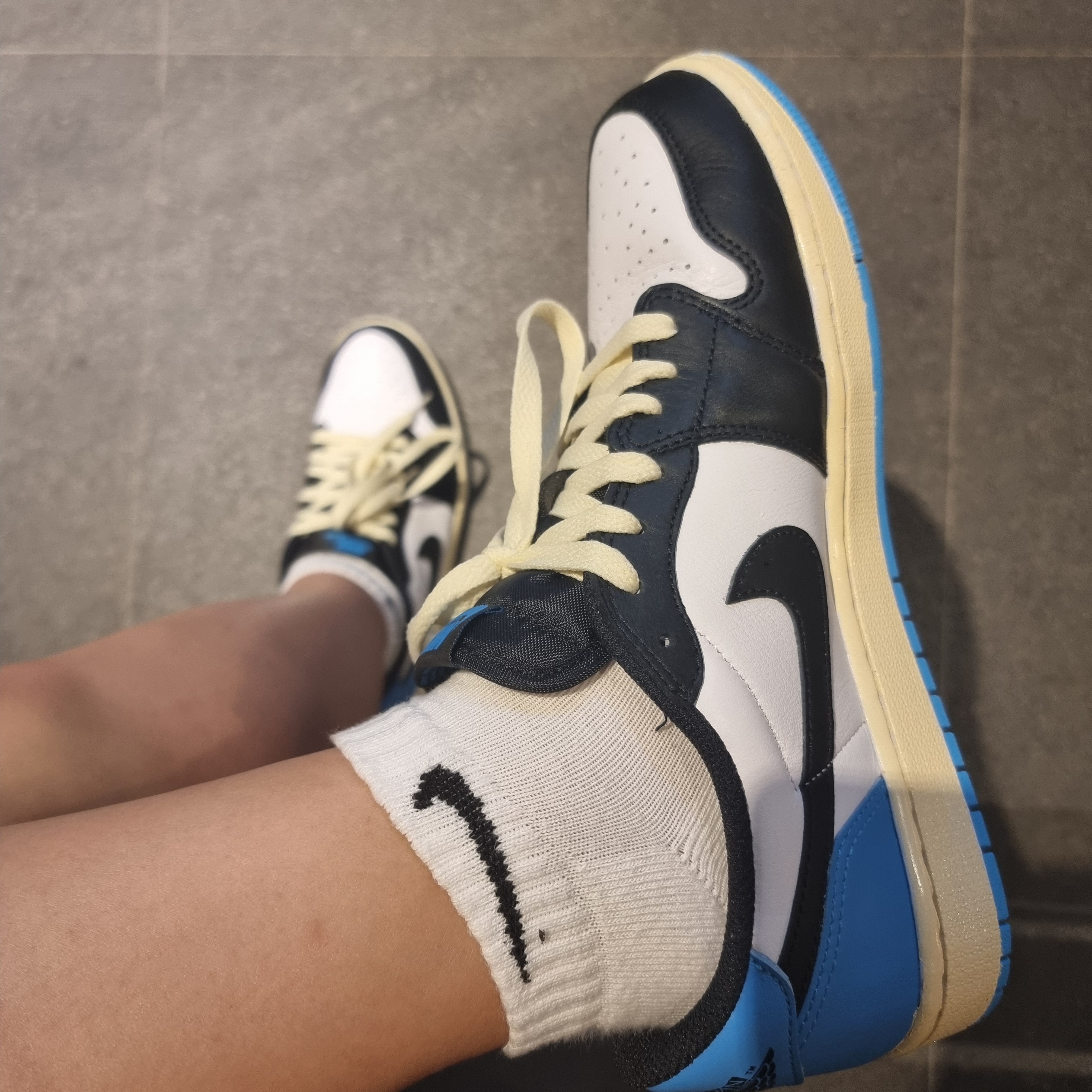 (W) Jordan 1 Retro Low OG Black and Dark Powder Blue 착용 스타일 - 3