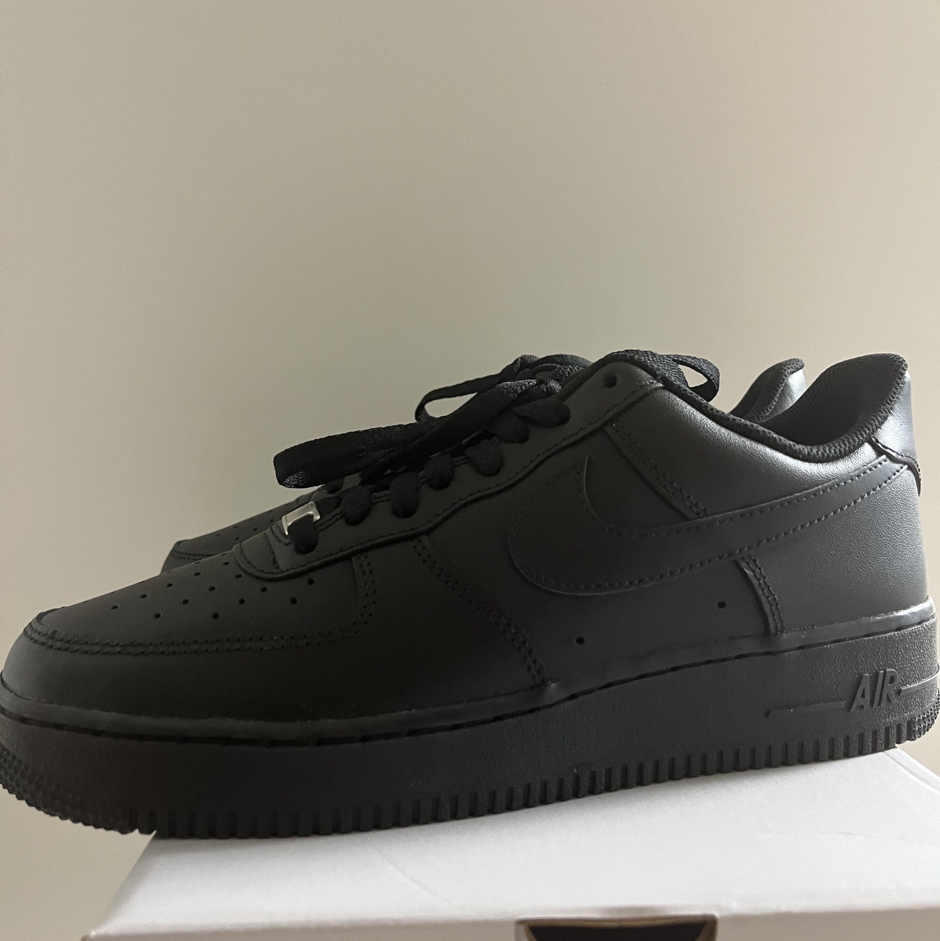 Nike Air Force 1 '07 Low Triple Black 착용 스타일 - 3