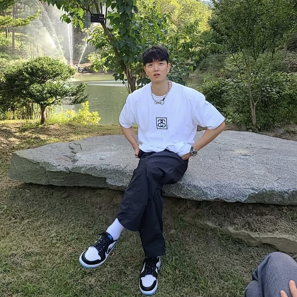 Our Legacy Ladon Brass Keychain Matte Nickel, Stussy Squared T-Shirt White 착용 스타일