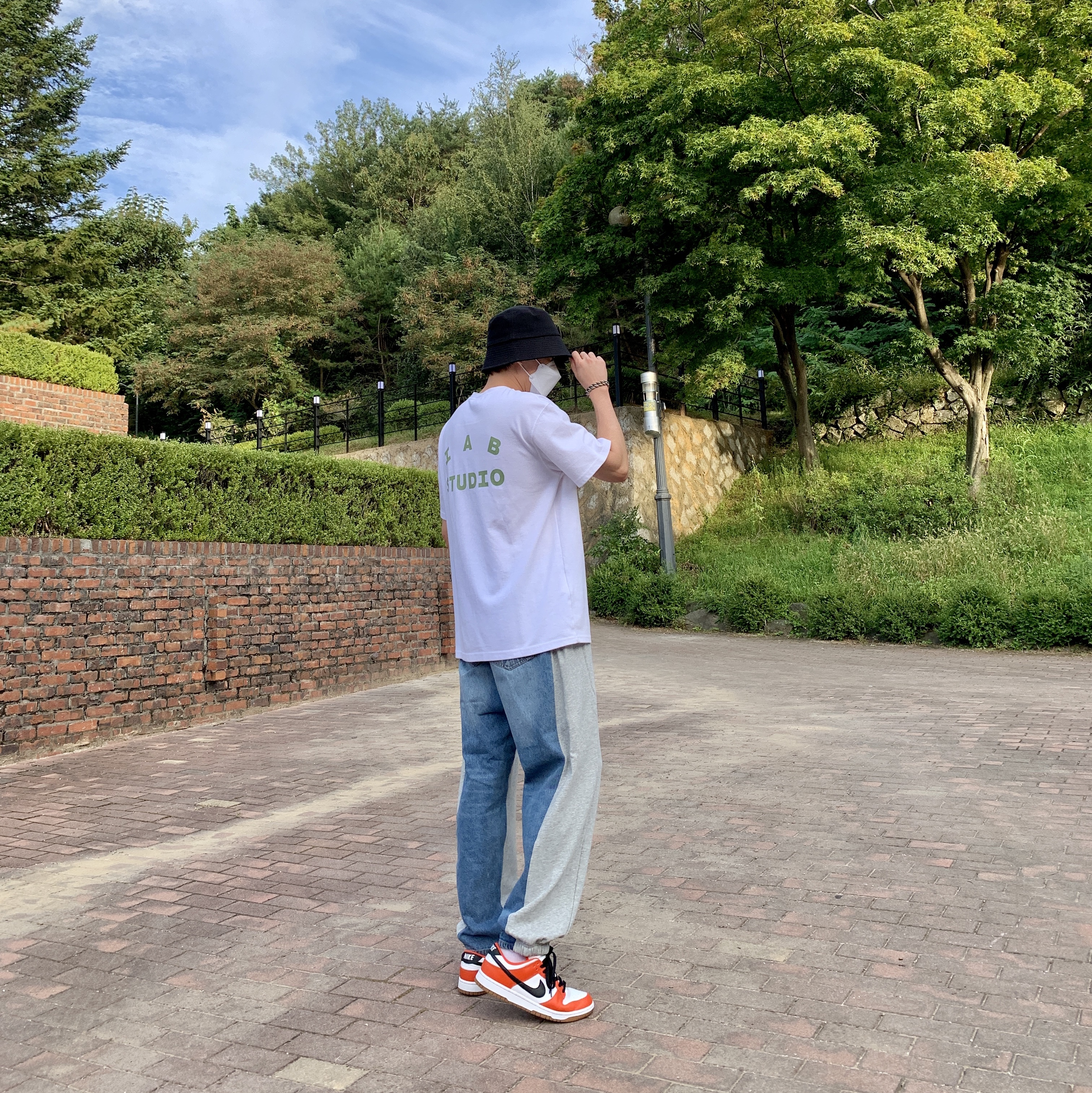 IAB Studio T-Shirt White Light Green 착용 스타일 - 1