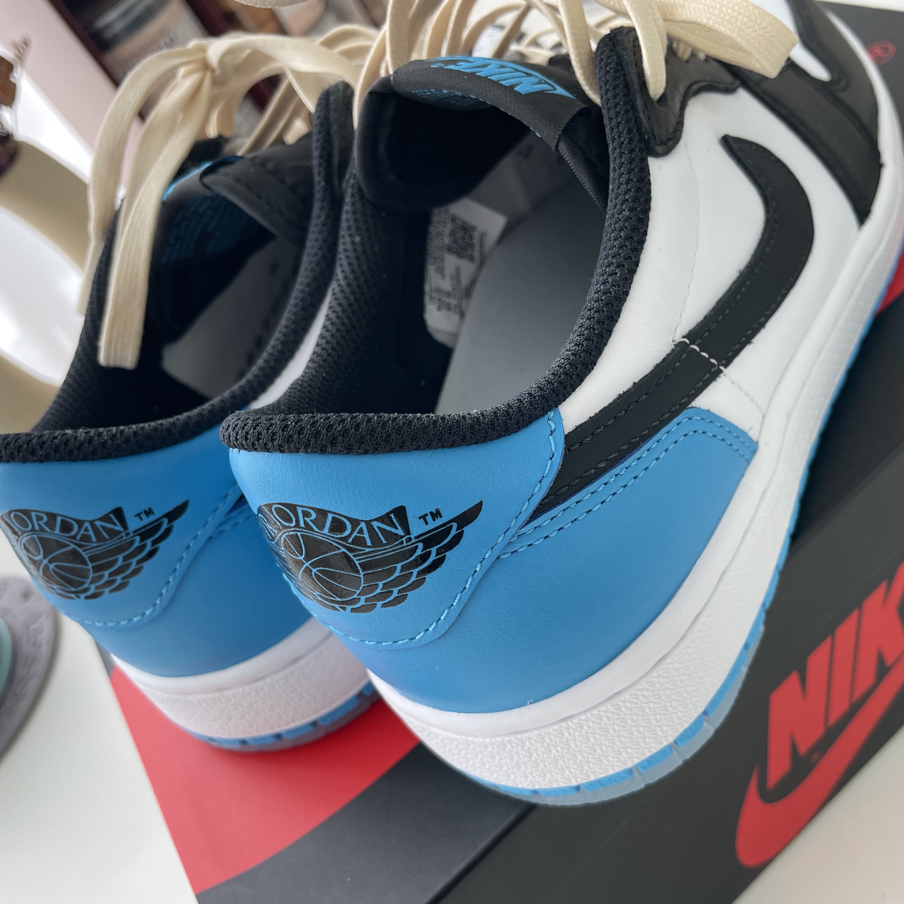 Jordan 1 Retro Low OG Black and Dark Powder Blue 착용 스타일 - 2