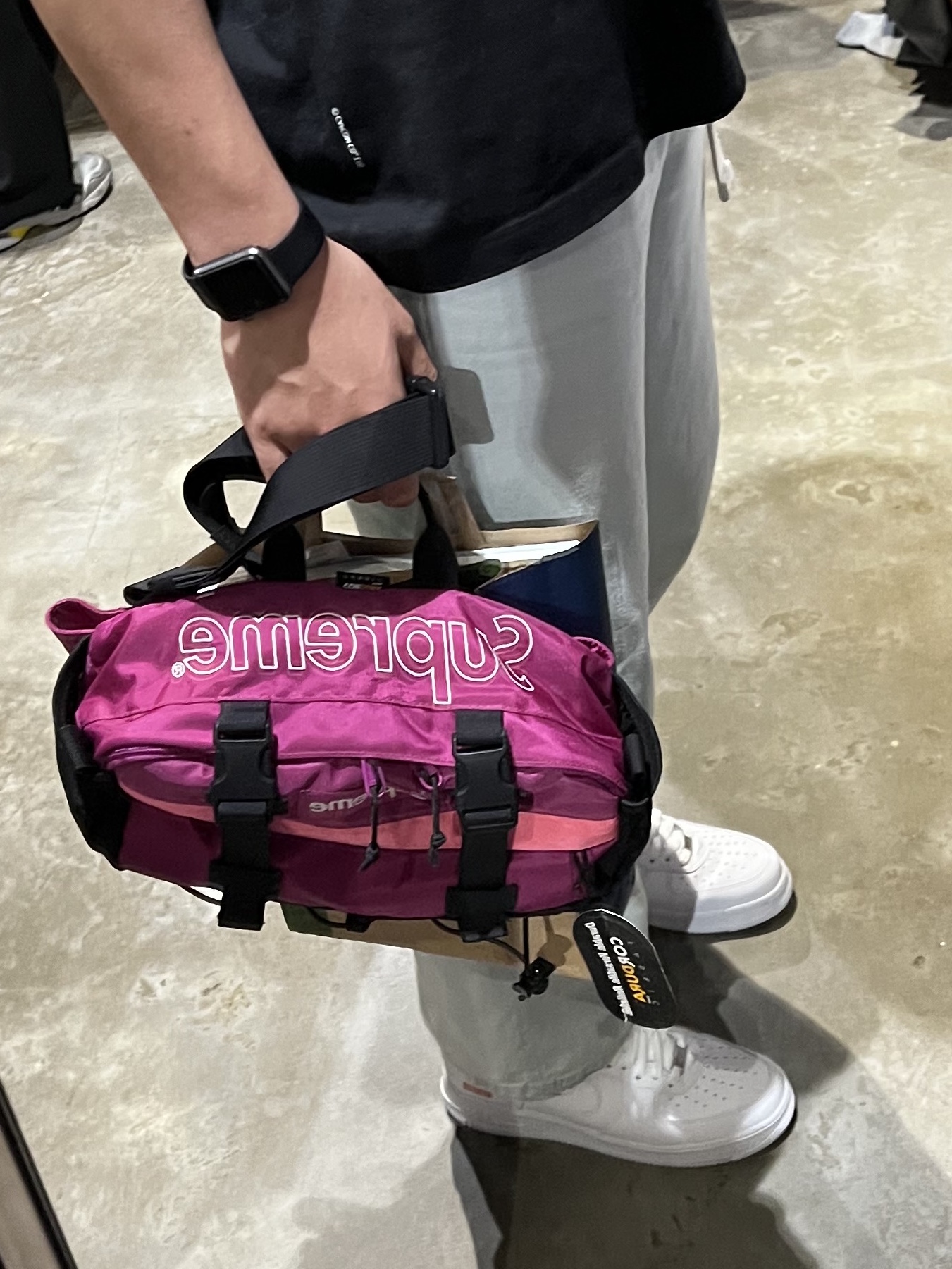 Supreme Waist Bag Magenta - 19FW, Nike x Supreme Air Force 1 Low White 착용 스타일 - 2
