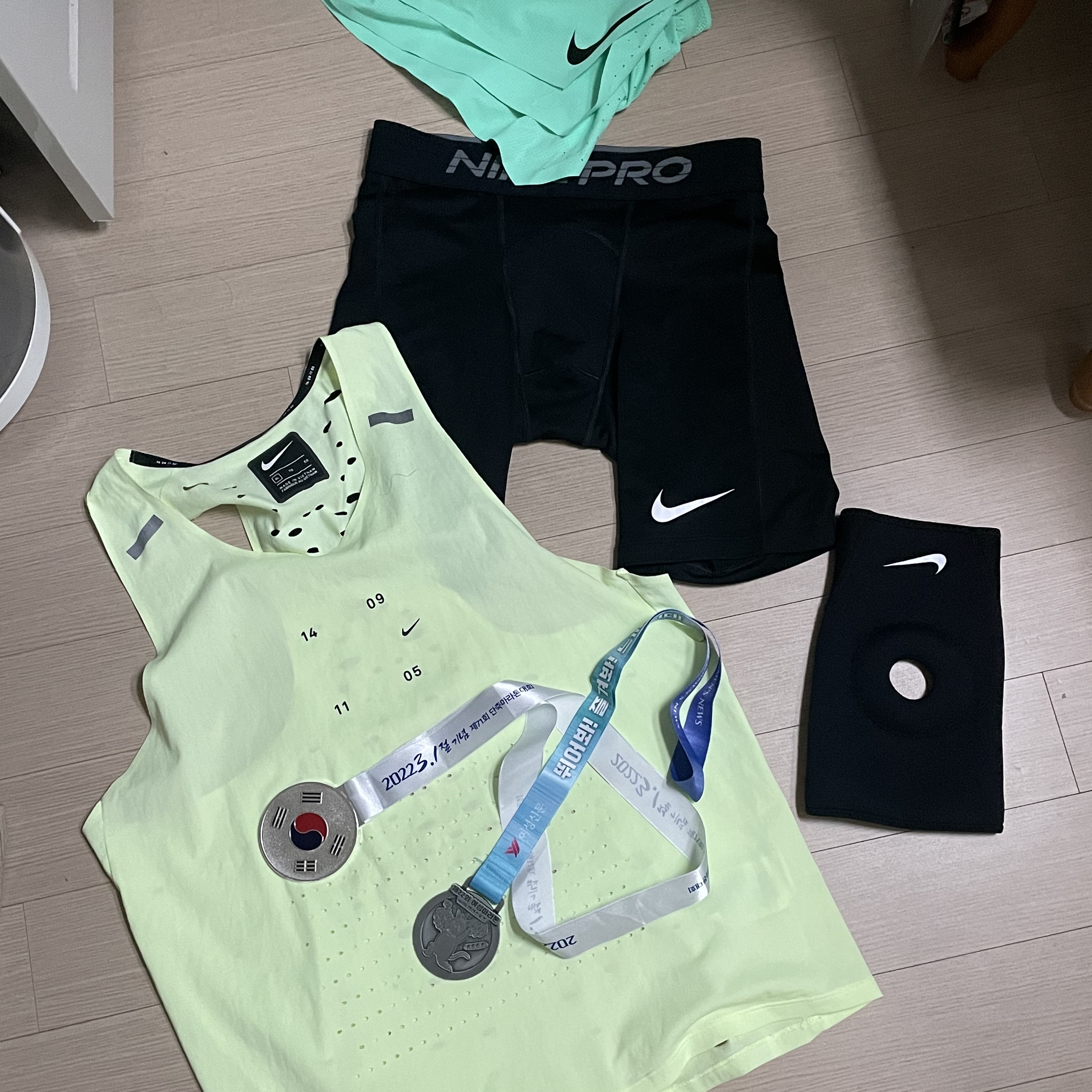 Nike Air Zoom Alphafly Next% Eliud Kipchoge Kenya, Nike Dunk Low Retro Black 착용 스타일 - 1