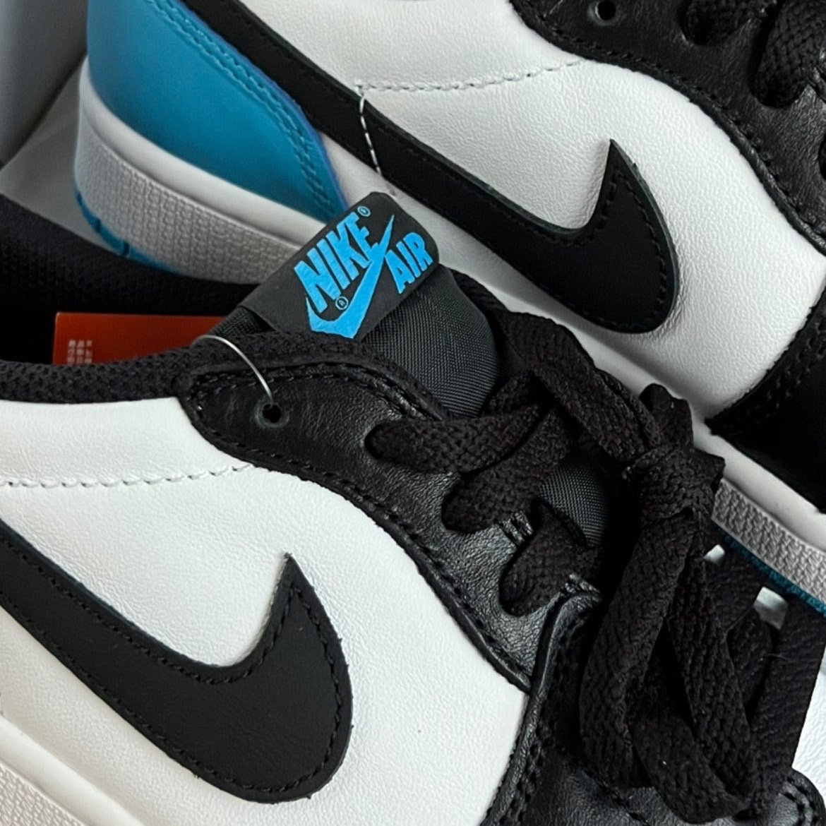 Jordan 1 Retro Low OG Black and Dark Powder Blue 착용 스타일 - 1