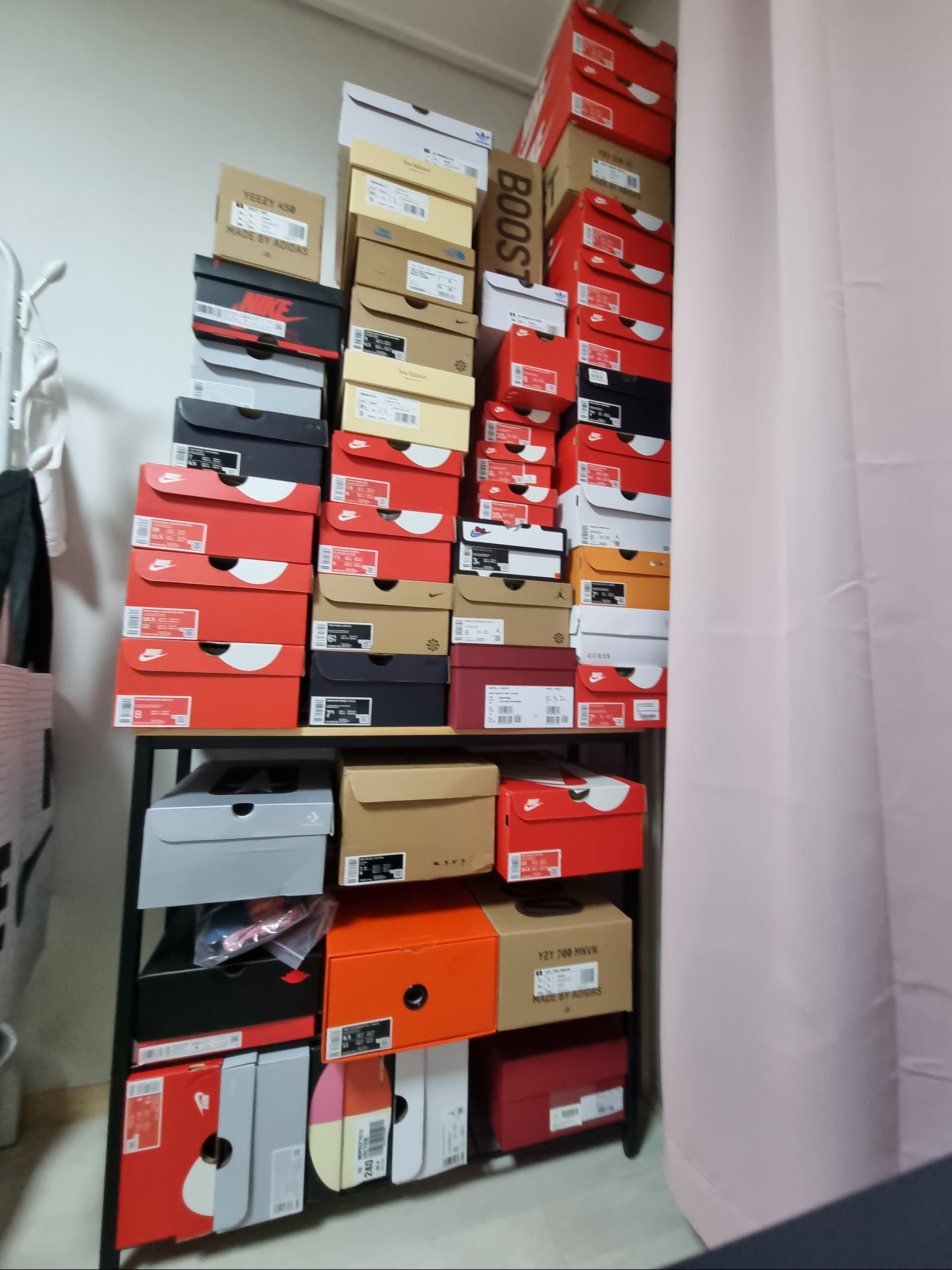 Adidas Yeezy Boost 350 V2 Slate Core Black 2022/2023, (W) Valentino One Stud Low-Top Nappa Sneakers White Platinum 착용 스타일