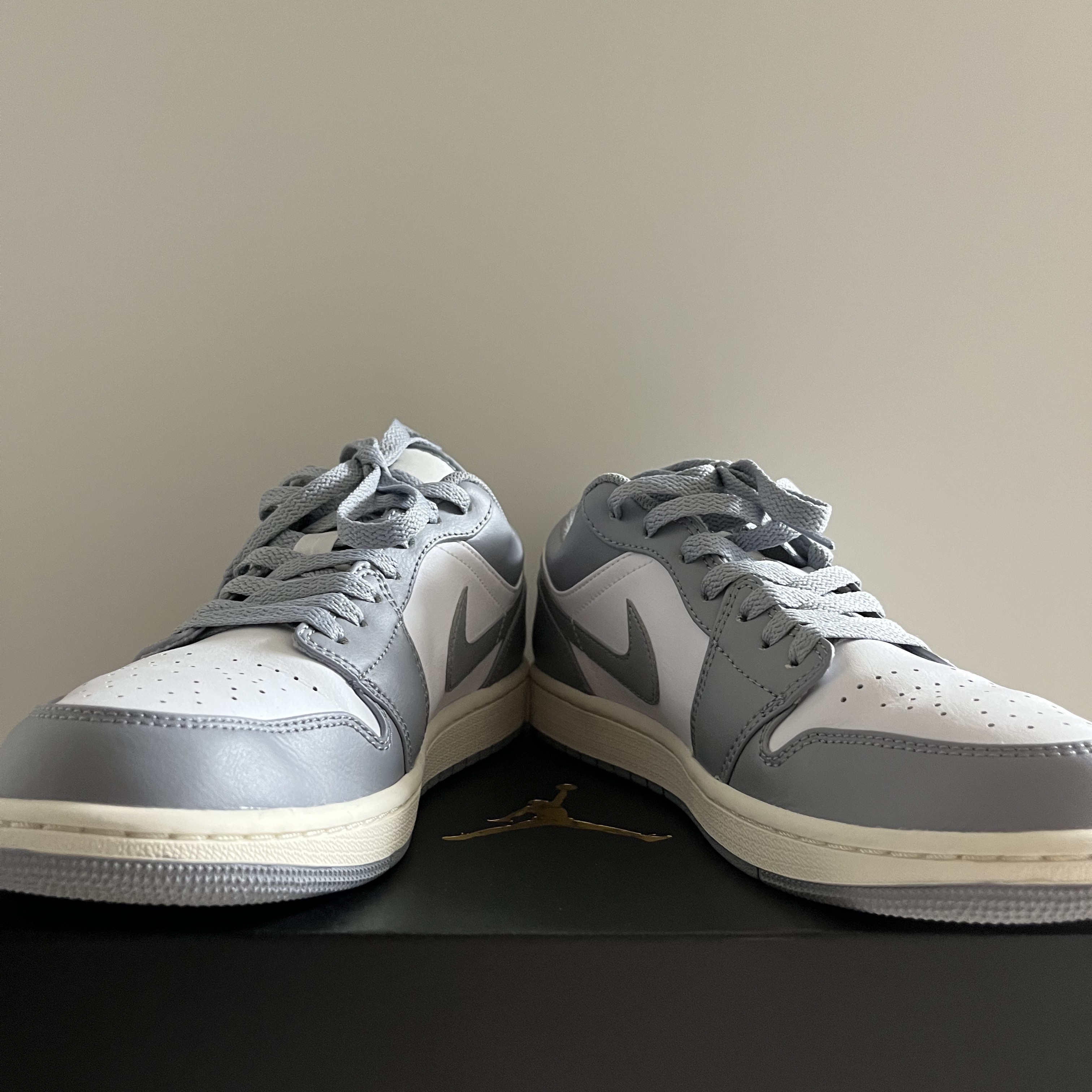 Jordan 1 Low Stealth and White 착용 스타일 - 1