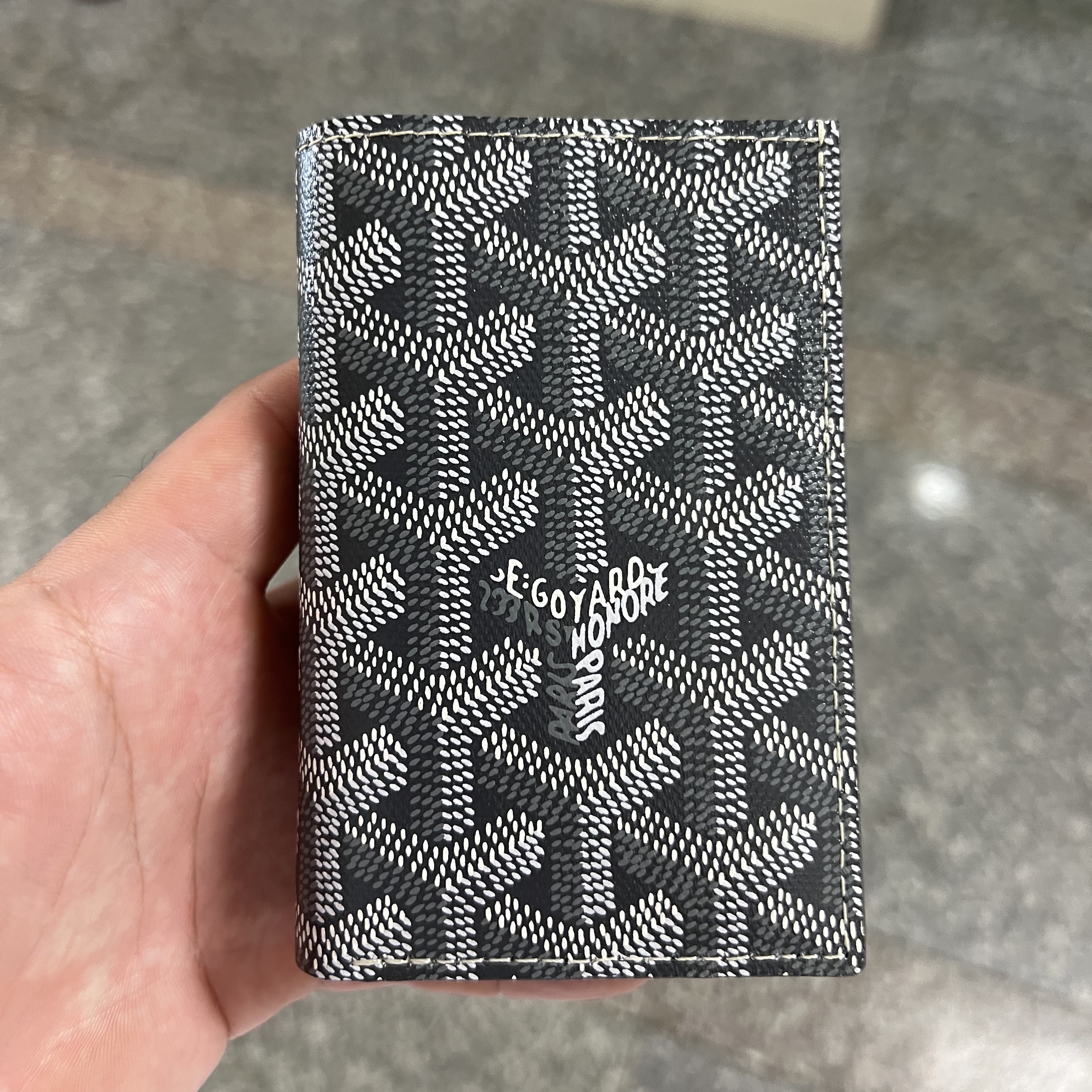 Goyard Saint Pierre Card Holder Grey 착용 스타일