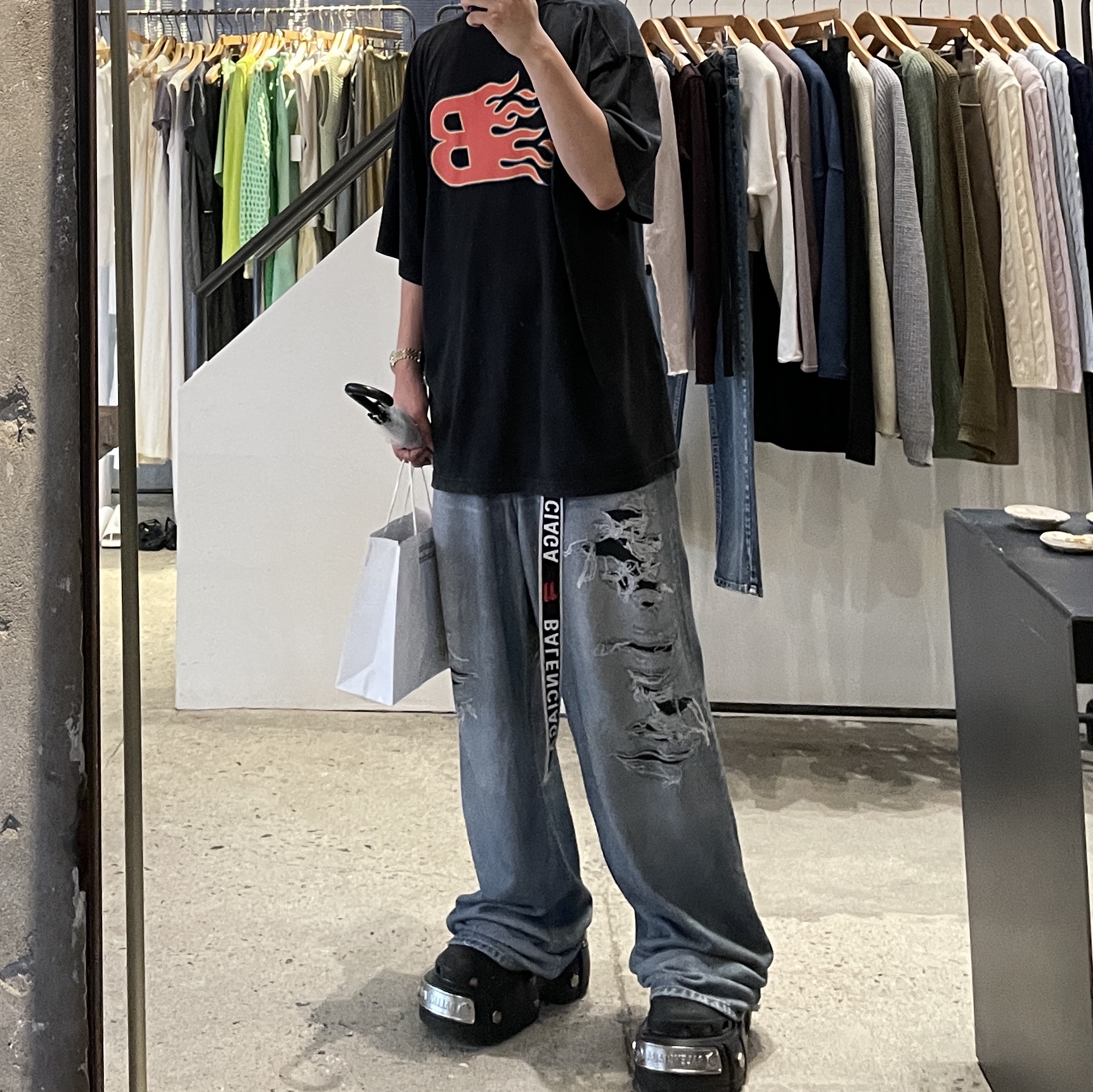 Balenciaga x Crocs Hardcrocs Slide Black 착용 스타일