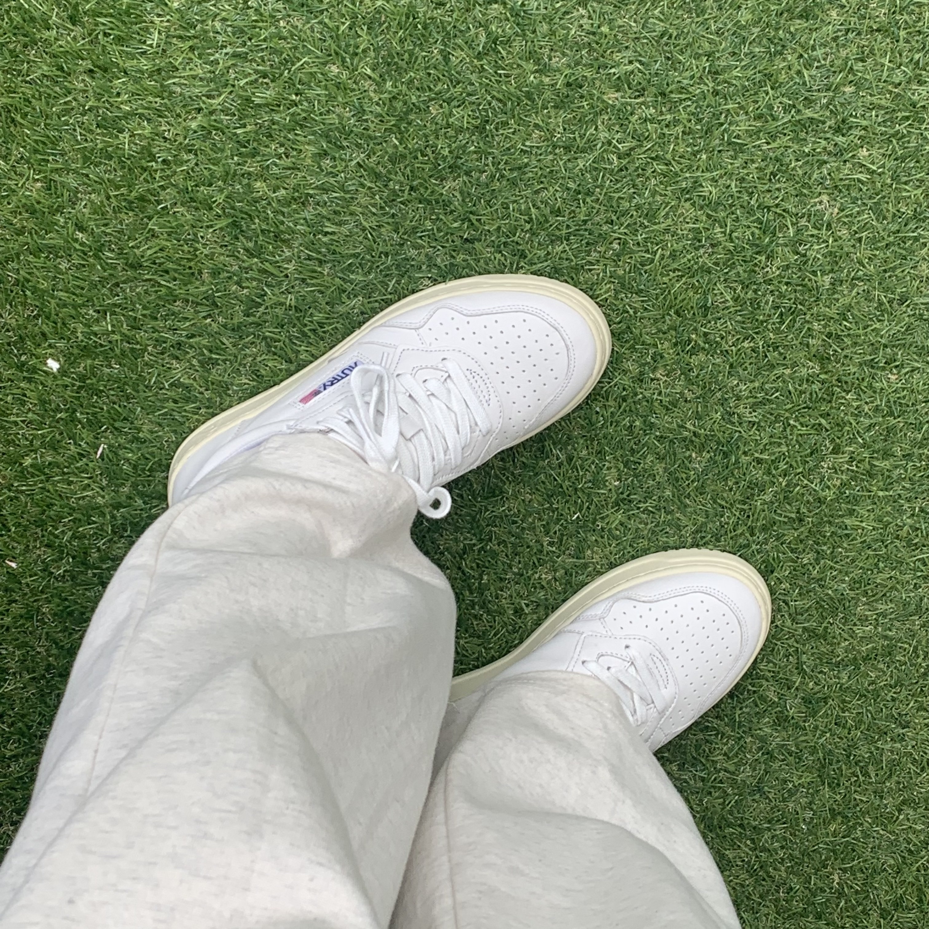 (W) Autry Medalist Low Goatskin Sneakers White 착용 스타일