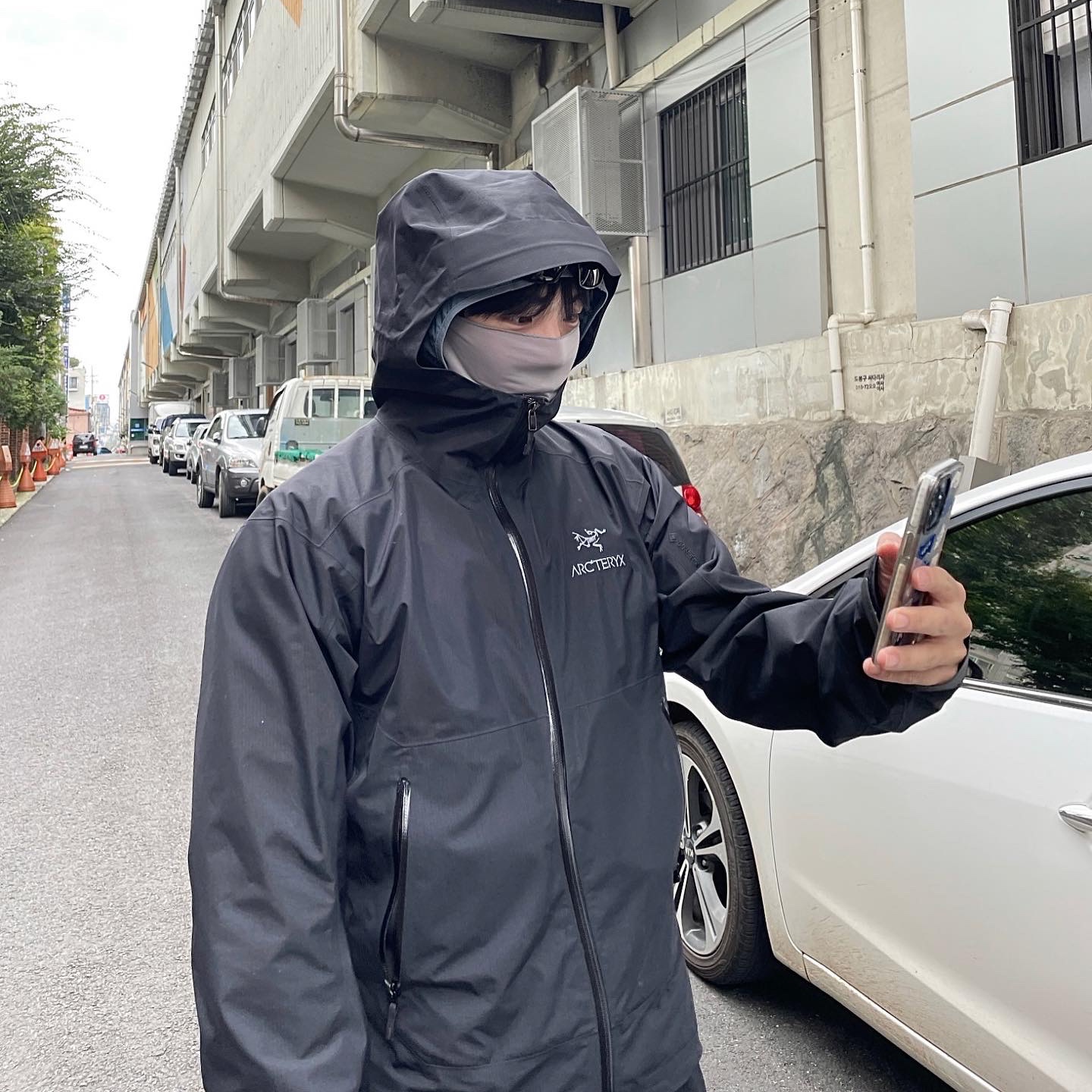 Arc'teryx Zeta SL Jacket Black, Casetify x Ader Error Ader Sticker iPhone Case 착용 스타일 - 2