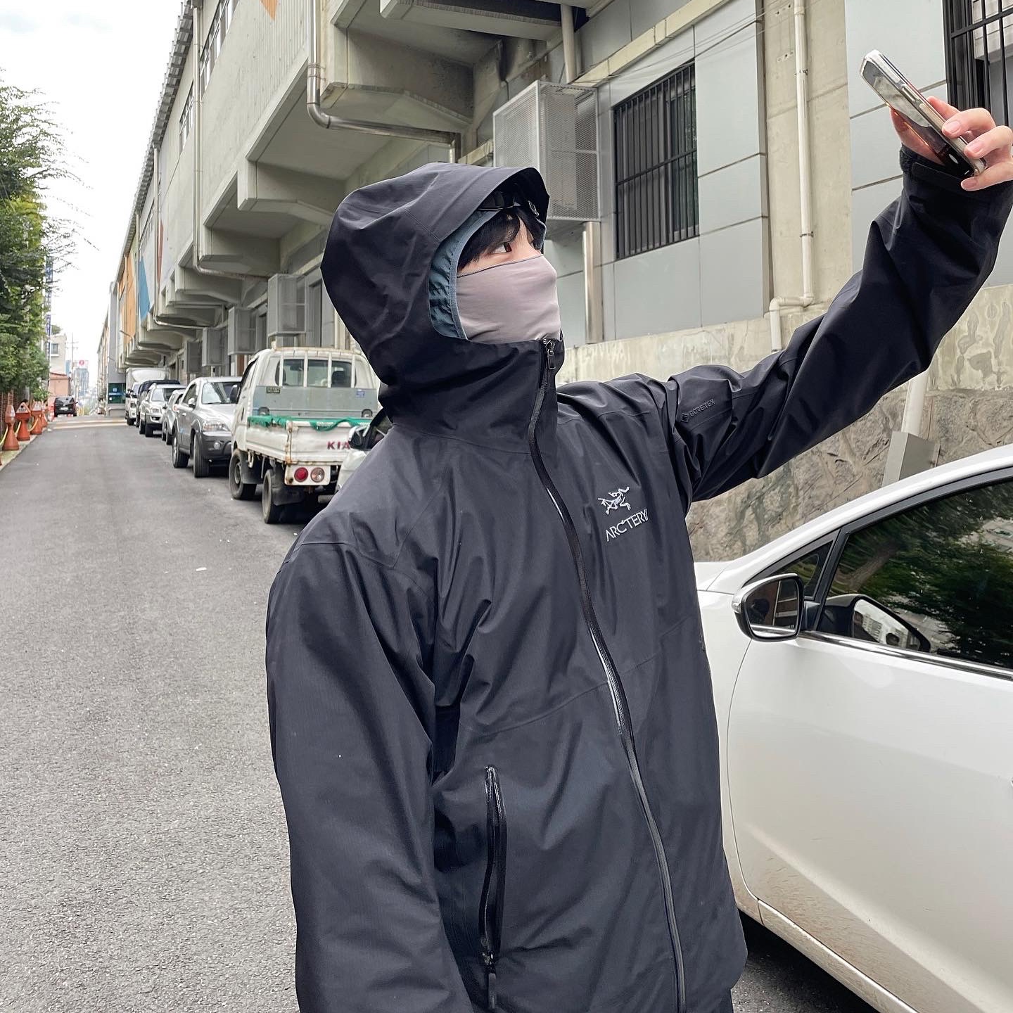 Arc'teryx Zeta SL Jacket Black, Casetify x Ader Error Ader Sticker iPhone Case 착용 스타일 - 1