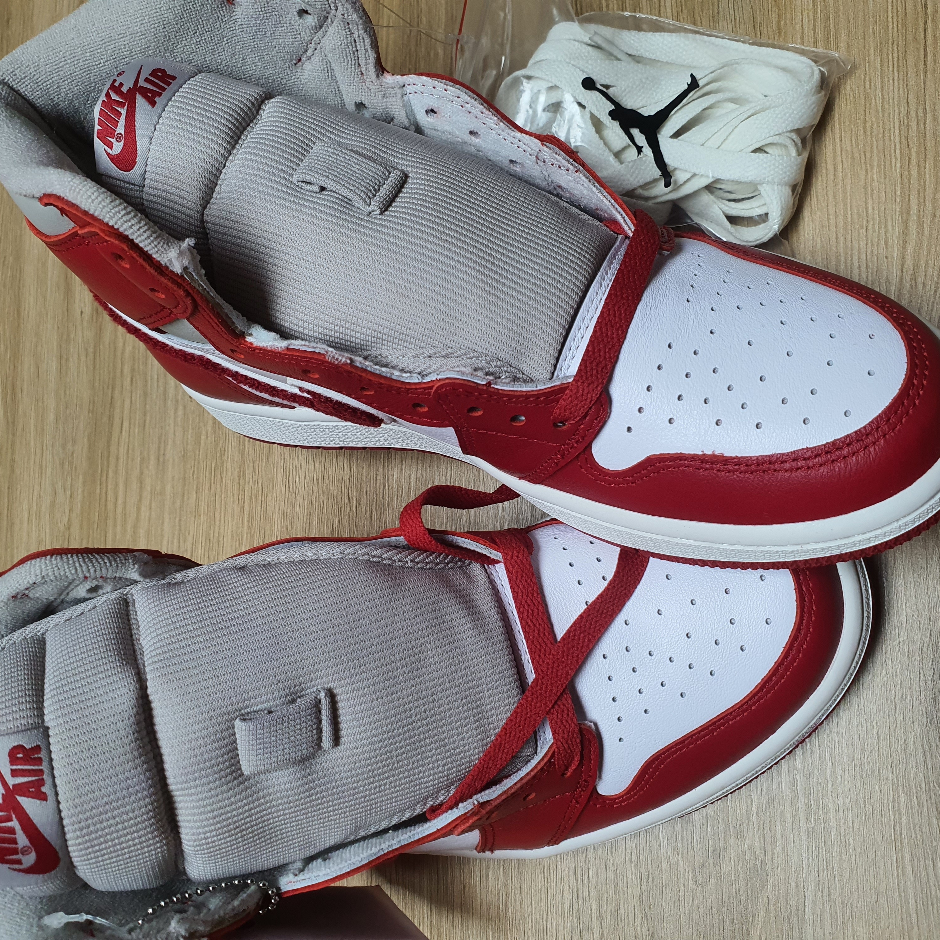 Nike x Sacai x Undercover LDWaffle Night Maroon Team Royal, (W) Jordan 1 Retro High OG Varsity Red 착용 스타일 - 5