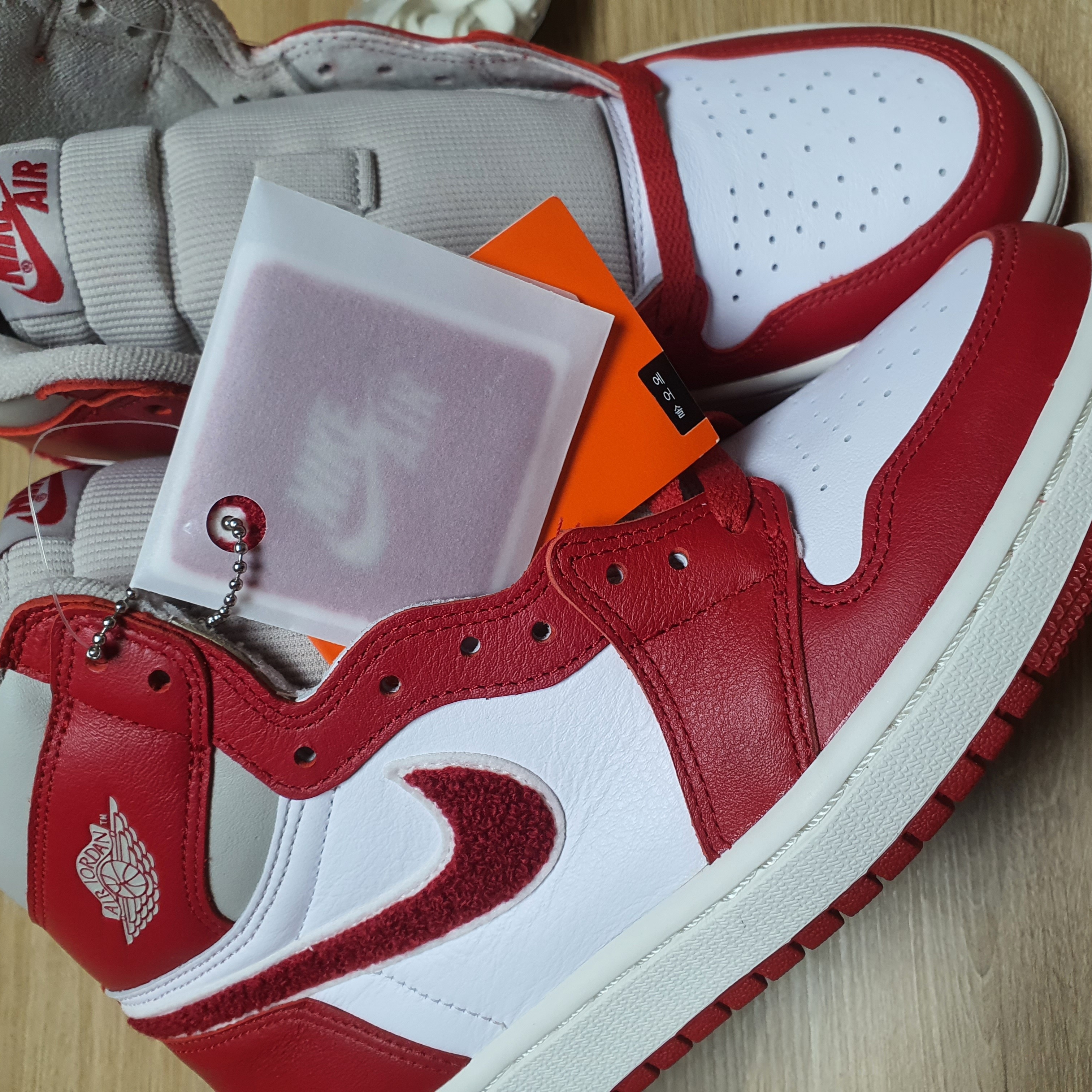 Nike x Sacai x Undercover LDWaffle Night Maroon Team Royal, (W) Jordan 1 Retro High OG Varsity Red 착용 스타일 - 4