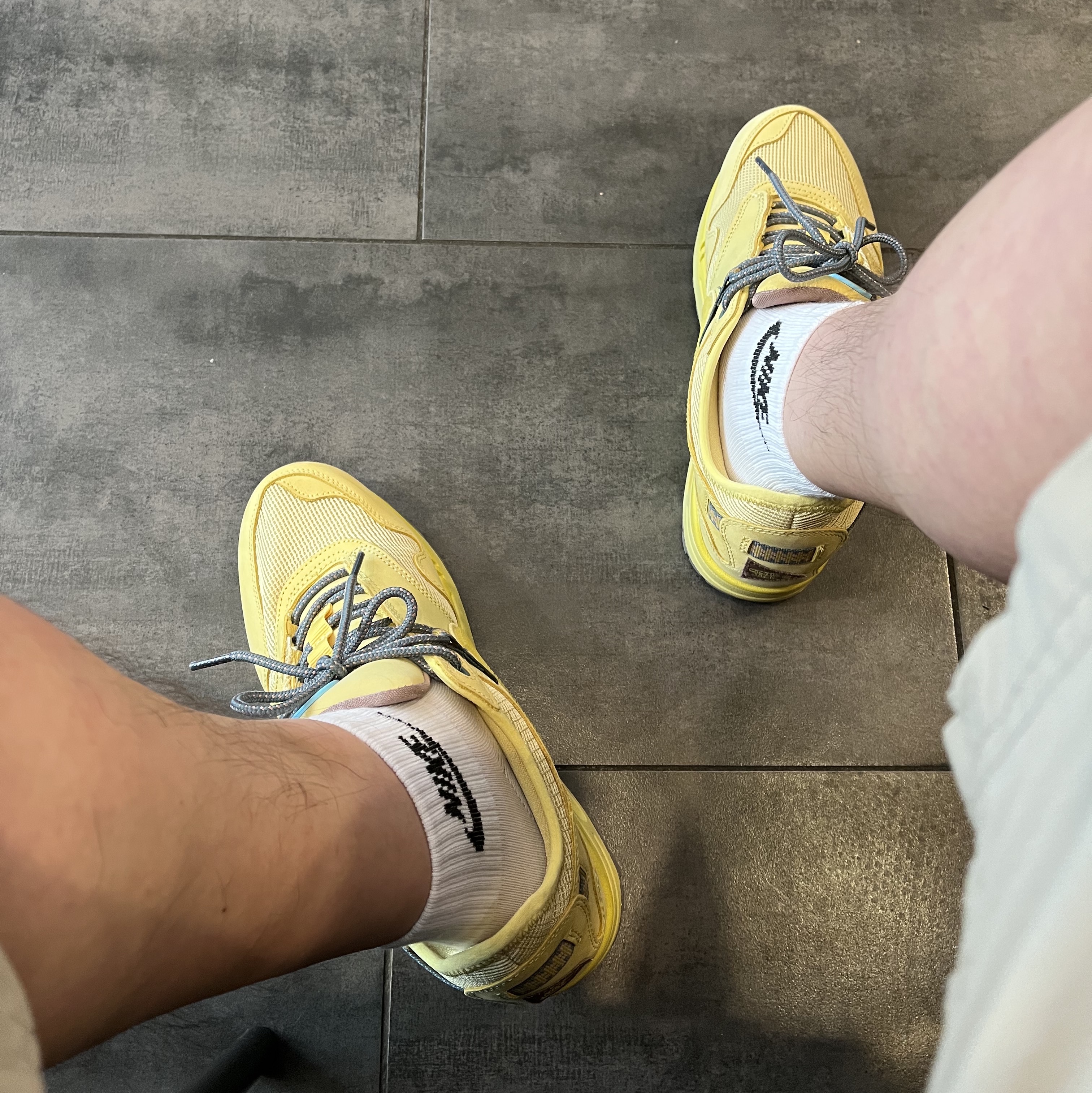 Nike x Travis Scott Air Max 1 Cact.us Gold 착용 스타일