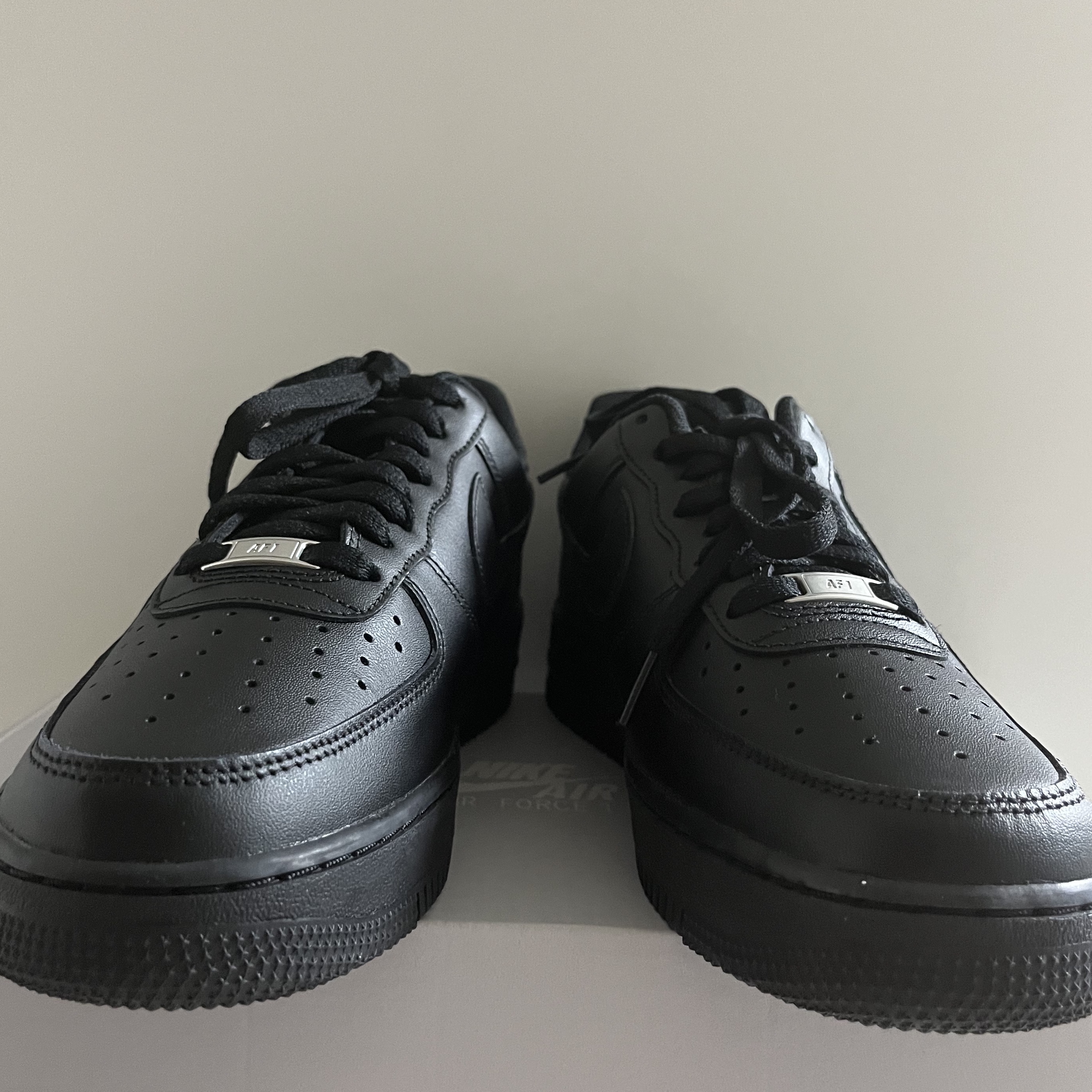 Nike Air Force 1 '07 Low Triple Black 착용 스타일 - 2