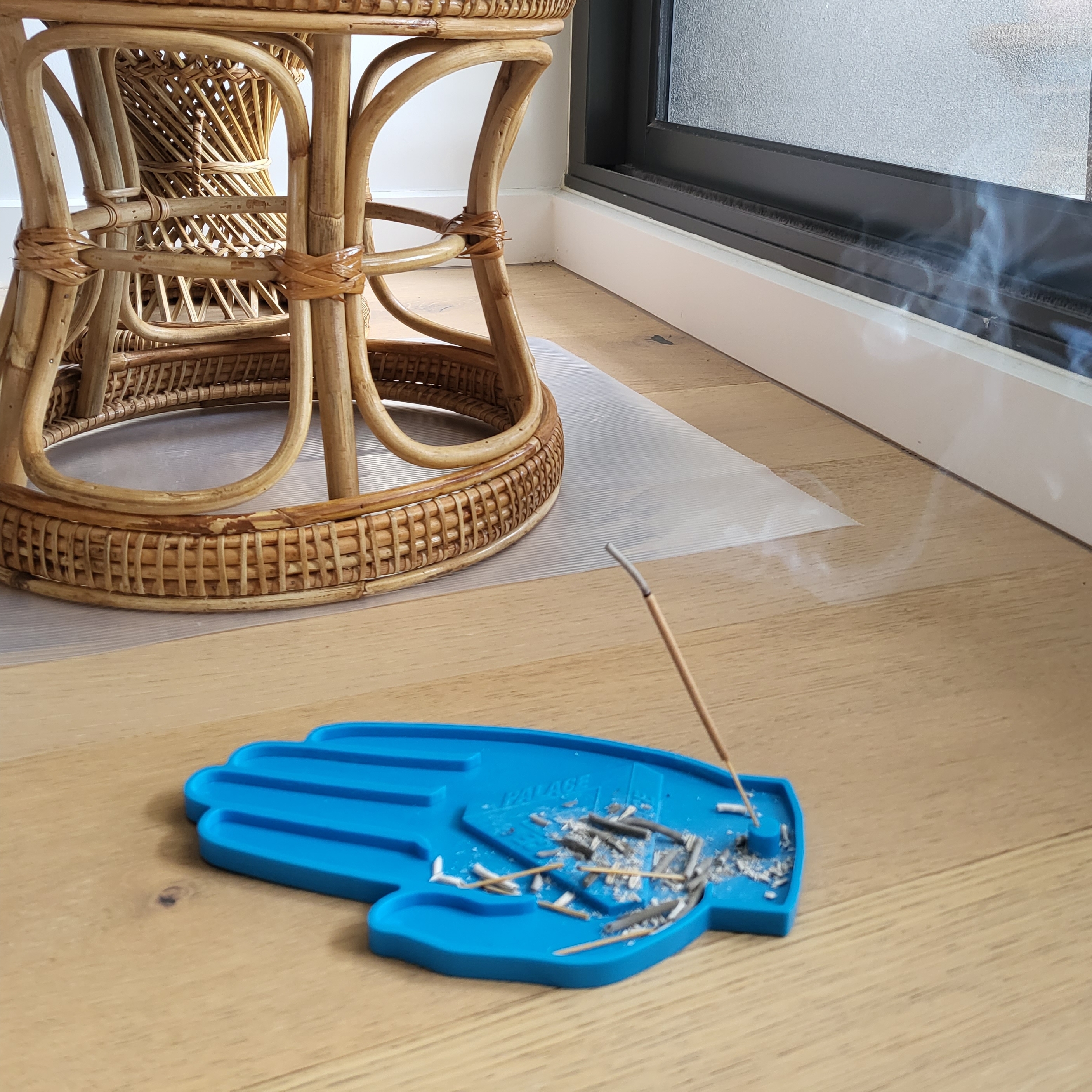Palace Incense Holder Blue - 22FW 착용 스타일