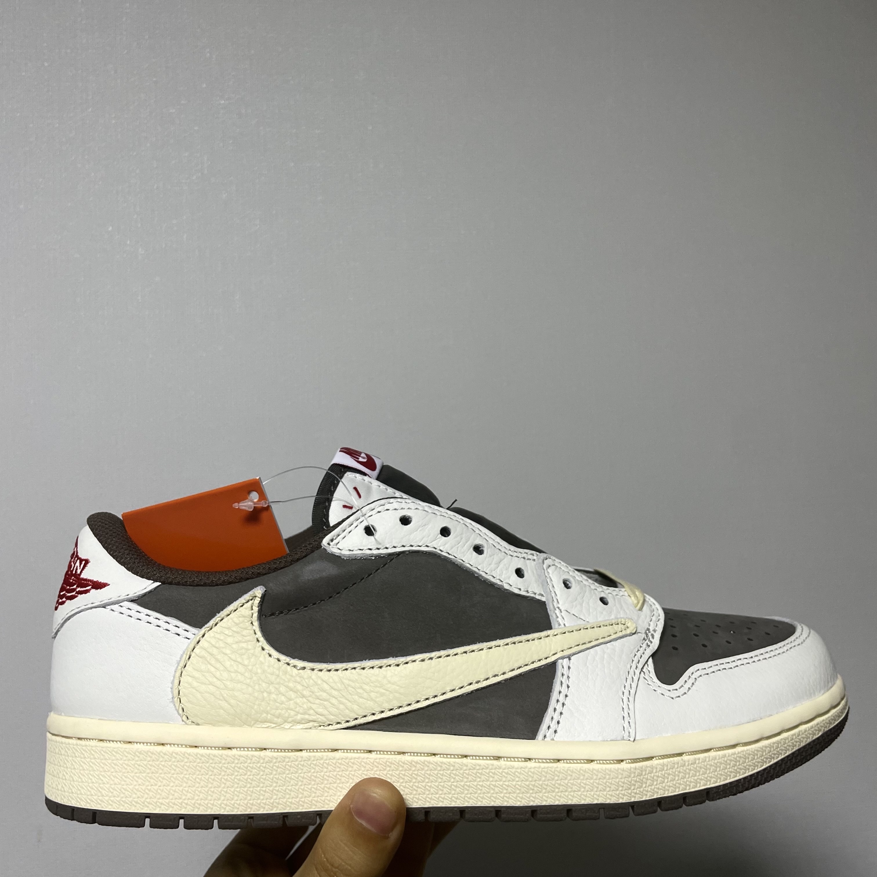 Jordan 1 x Travis Scott Retro Low OG SP Sail and Ridgerock 착용 스타일