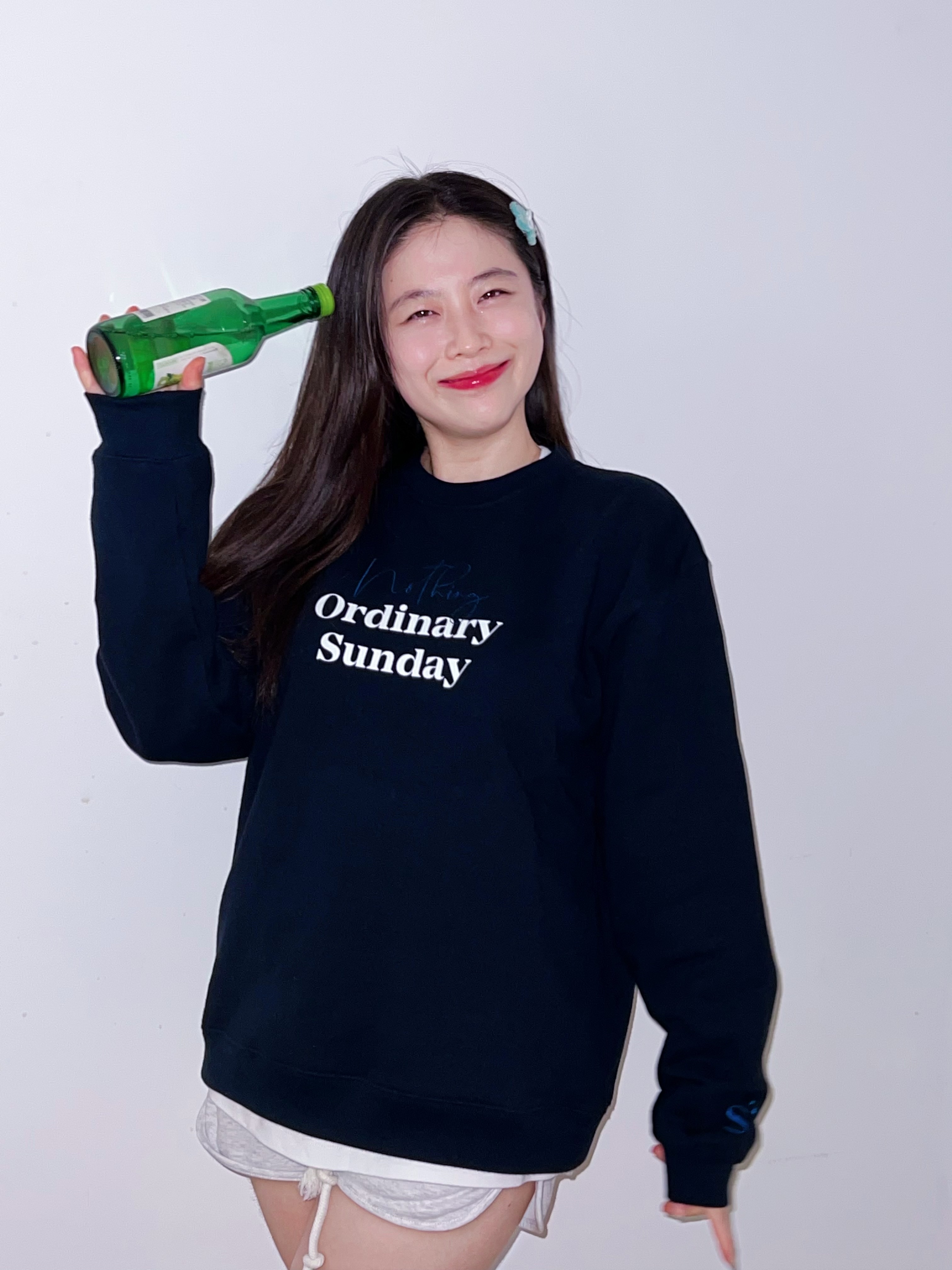 NOS7 Two Tone Logo Sweatshirt Navy 착용 스타일 - 3