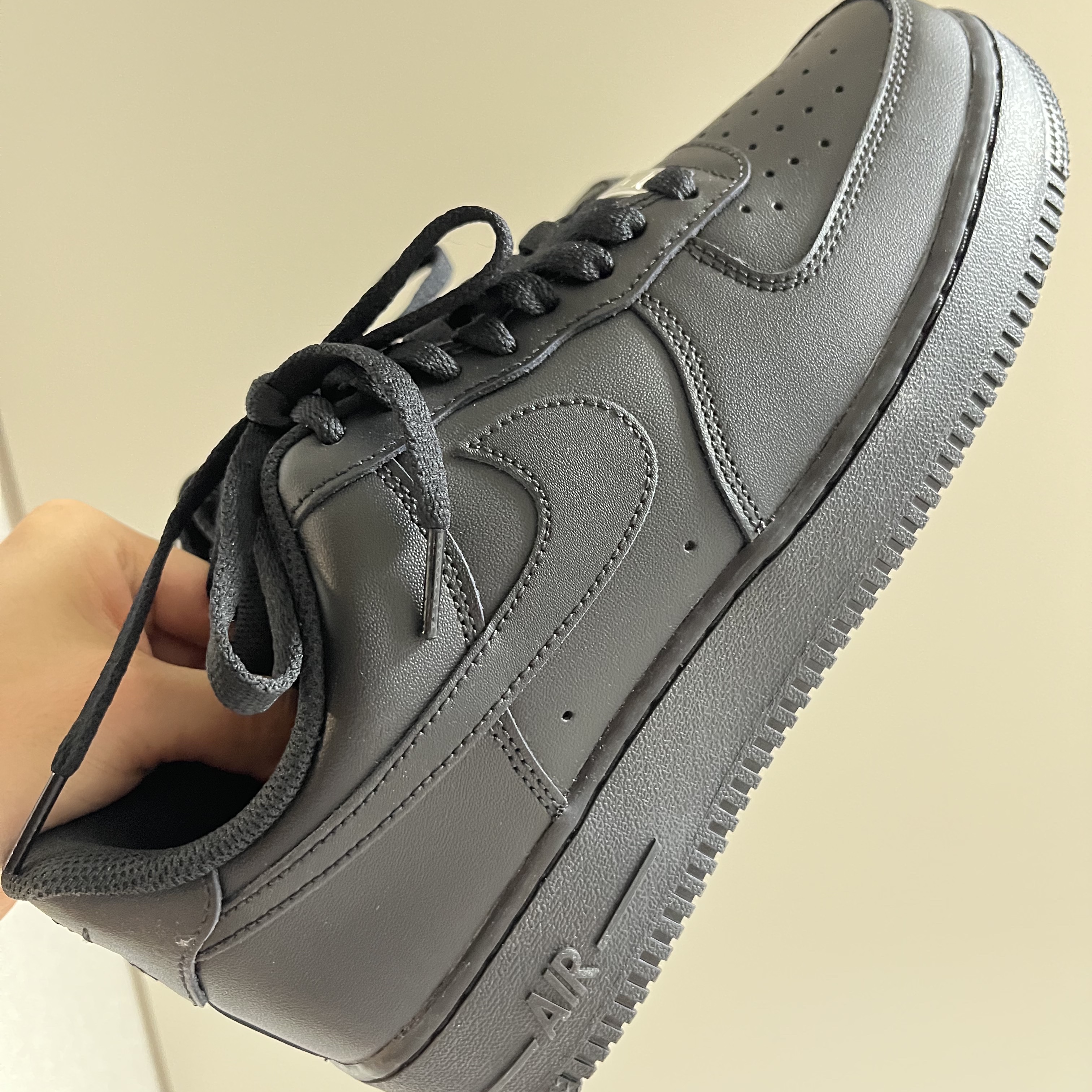 Nike Air Force 1 '07 Low Triple Black 착용 스타일 - 1