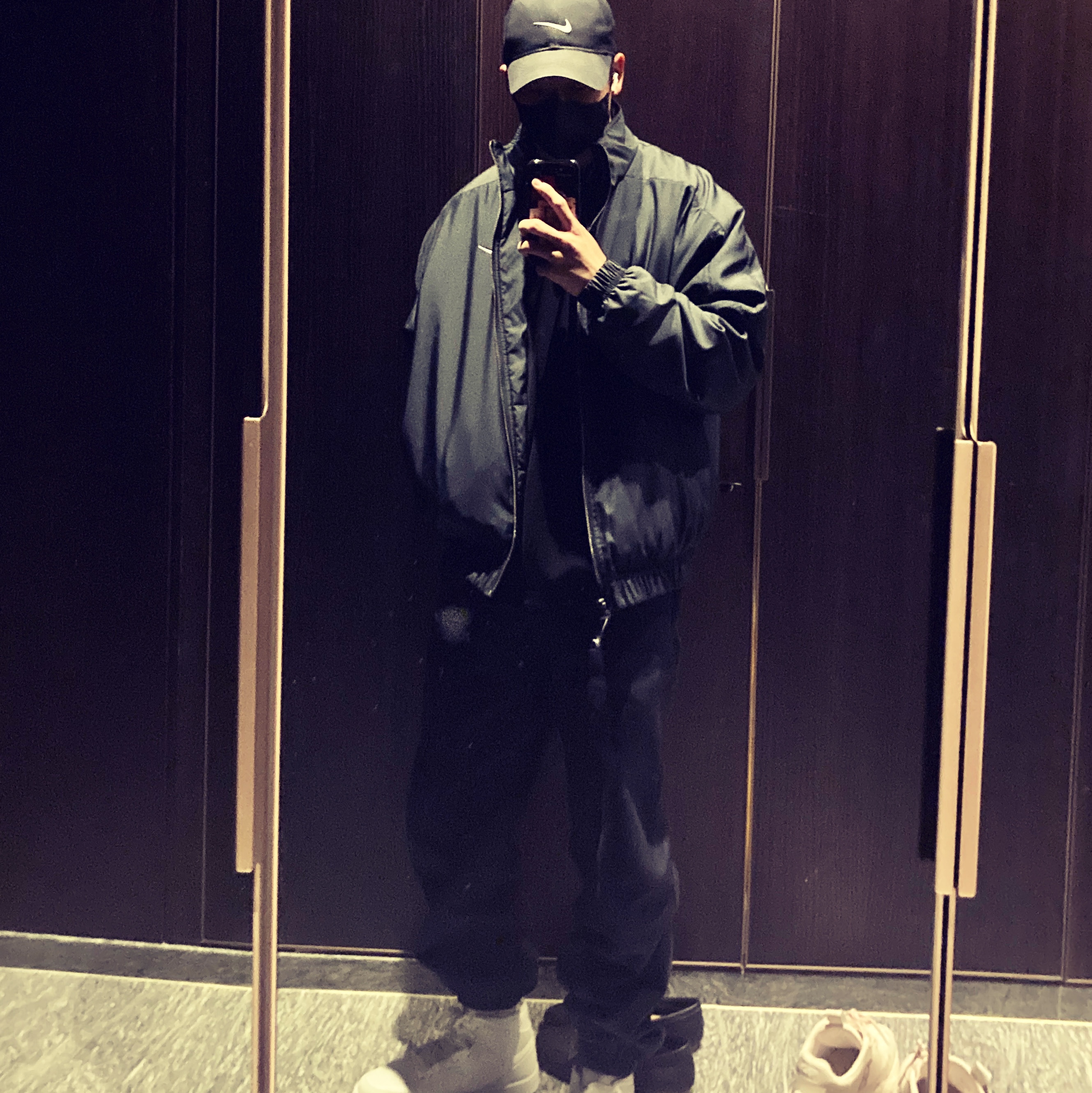 Jordan 1 Mid Triple White, Nike NRG Solo Swoosh Satin Bomber Jacket Black Doll - Asia 착용 스타일