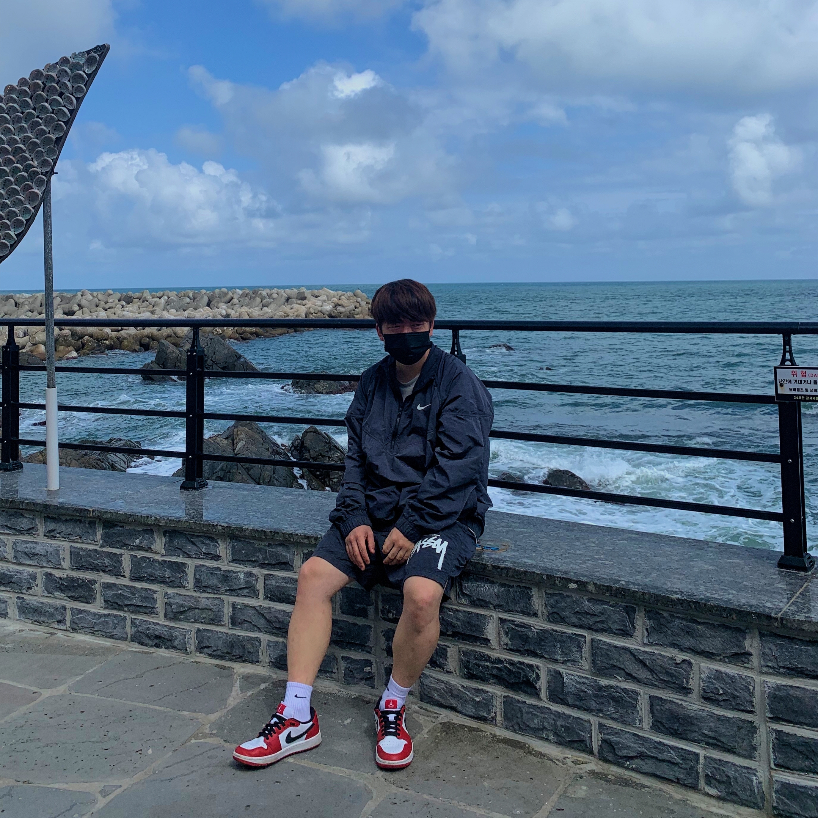 Nike x Stussy Water Shorts Off Noir, Nike x Stussy Windrunner Jacket Off Noir 착용 스타일