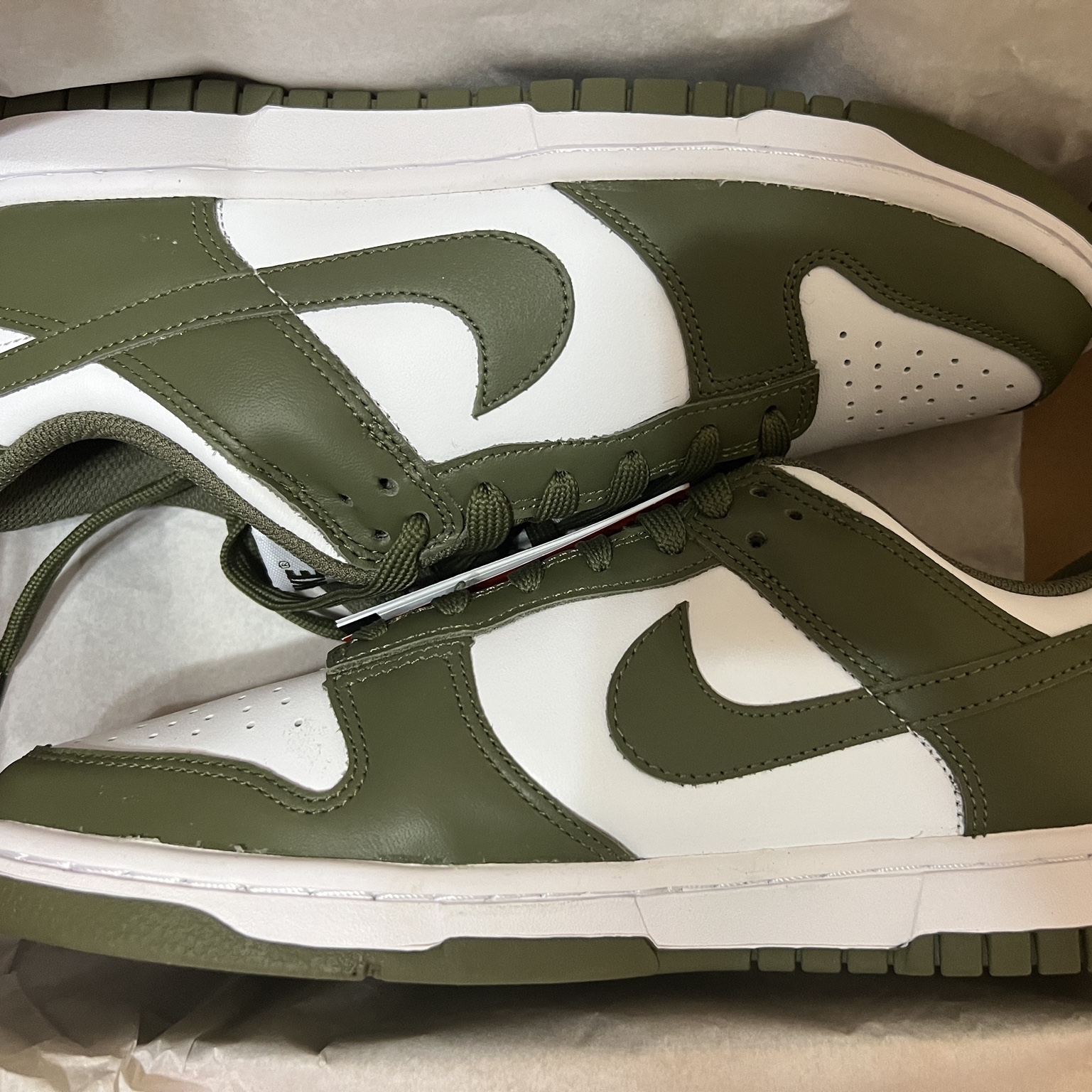 (W) Nike Dunk Low Medium Olive 착용 스타일 - 2