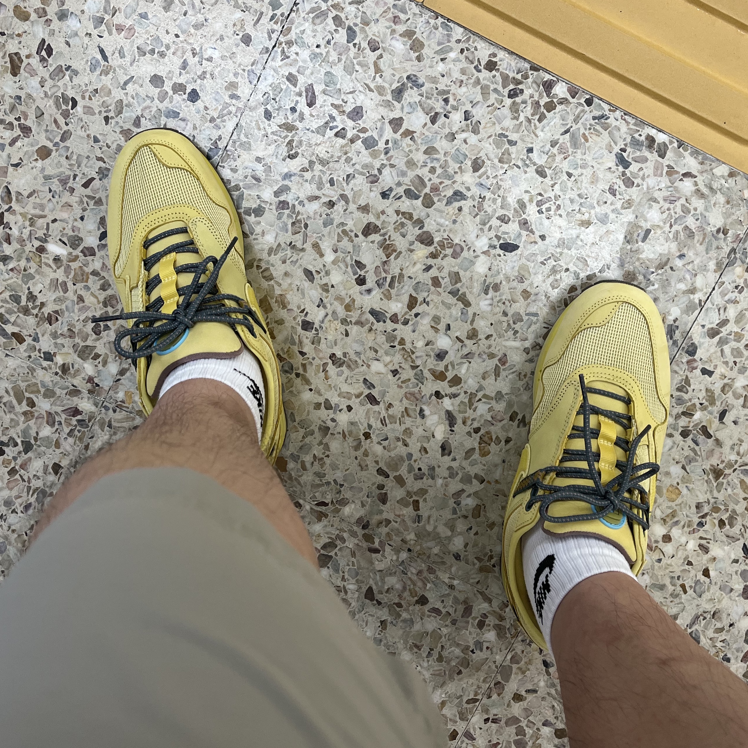 Nike x Travis Scott Air Max 1 Cact.us Gold 착용 스타일